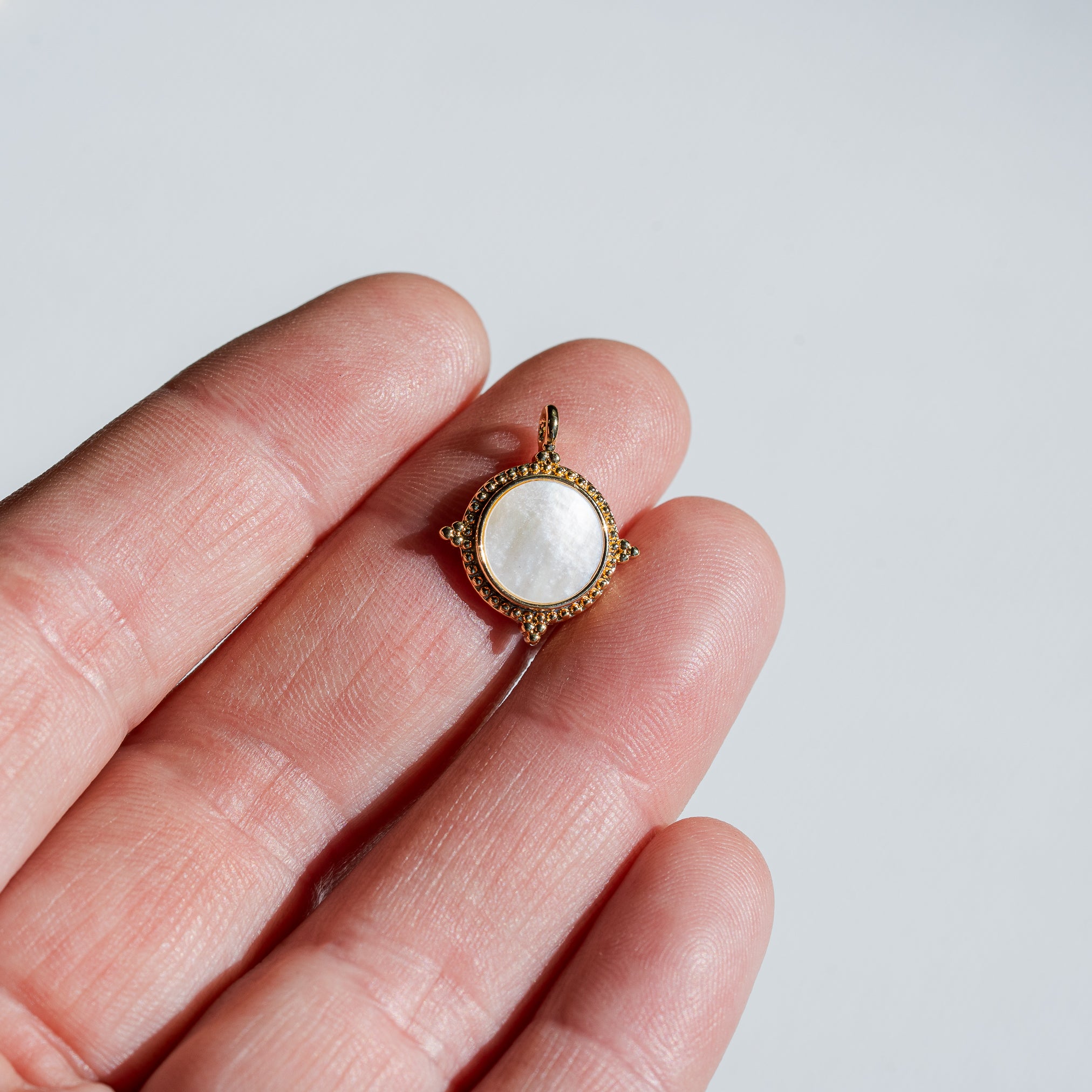 Breloques rondes en nacre et laiton plaqué or 18k de 17,5 mm ( à l&
