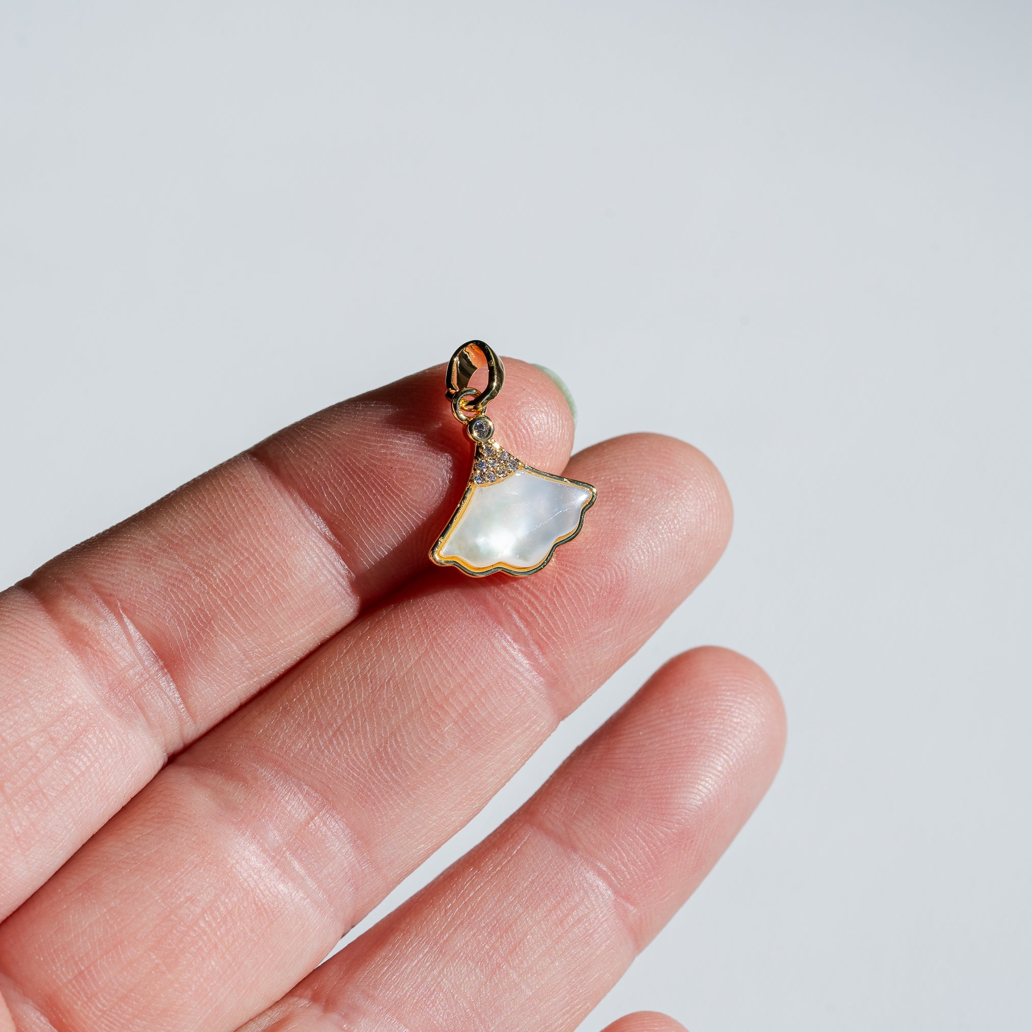 Breloques feuille/éventail en nacre, laiton plaqué or 18k et zirconium de 16 mm ( à l&