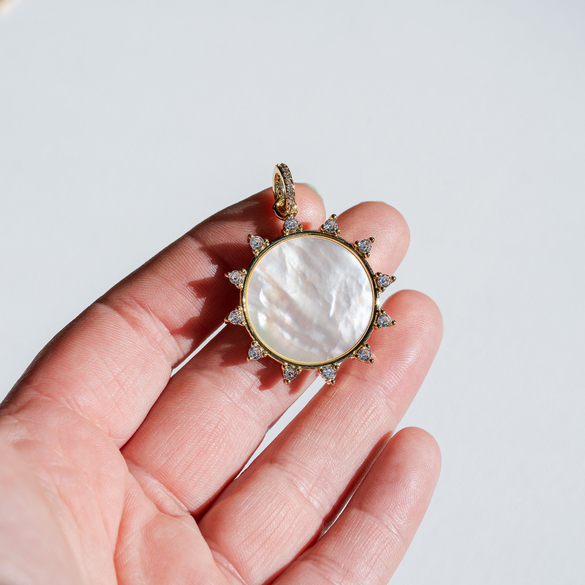 Breloques rondes soleil en nacre, laiton plaqué or 18k et zirconium de 42,5 mm ( à l&