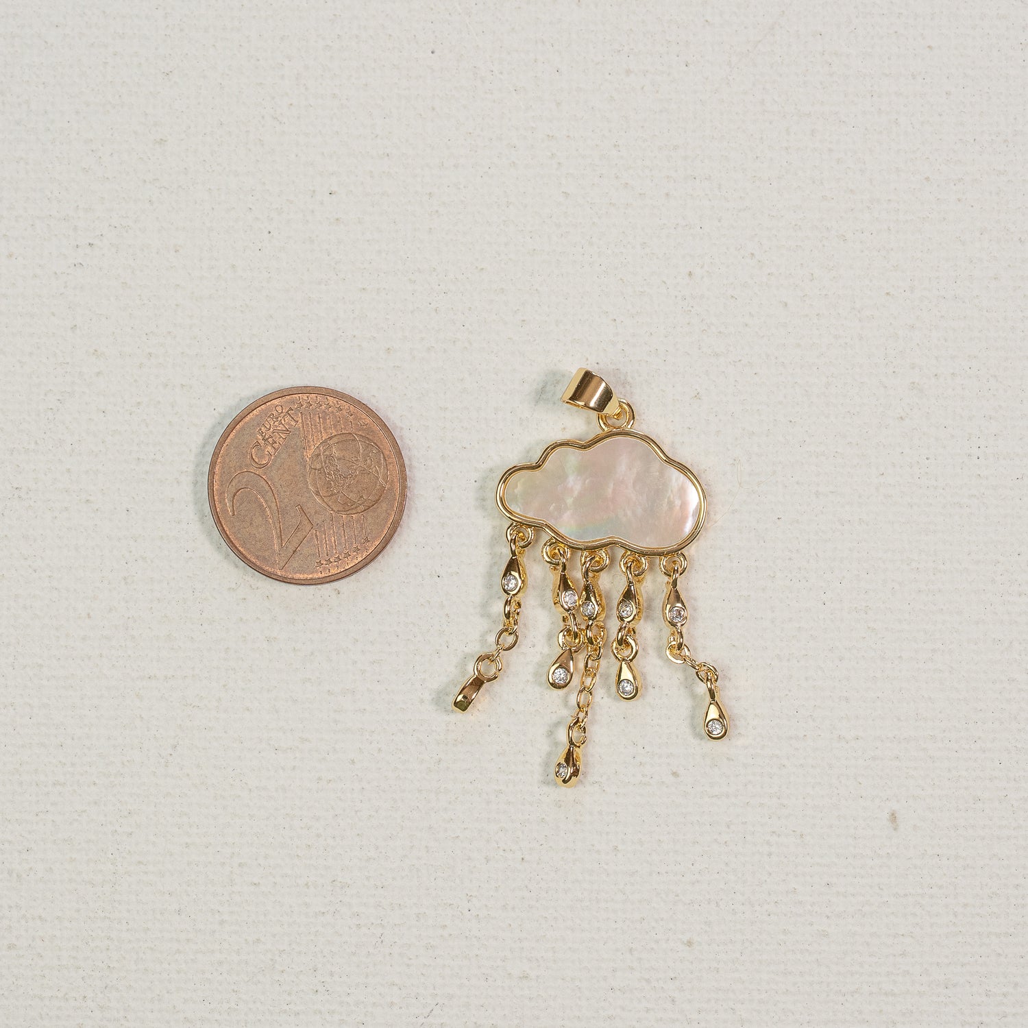 Sublimes breloques nuage/pluie en nacre, laiton plaqué or 18k et zirconium de 40 mm ( à l&