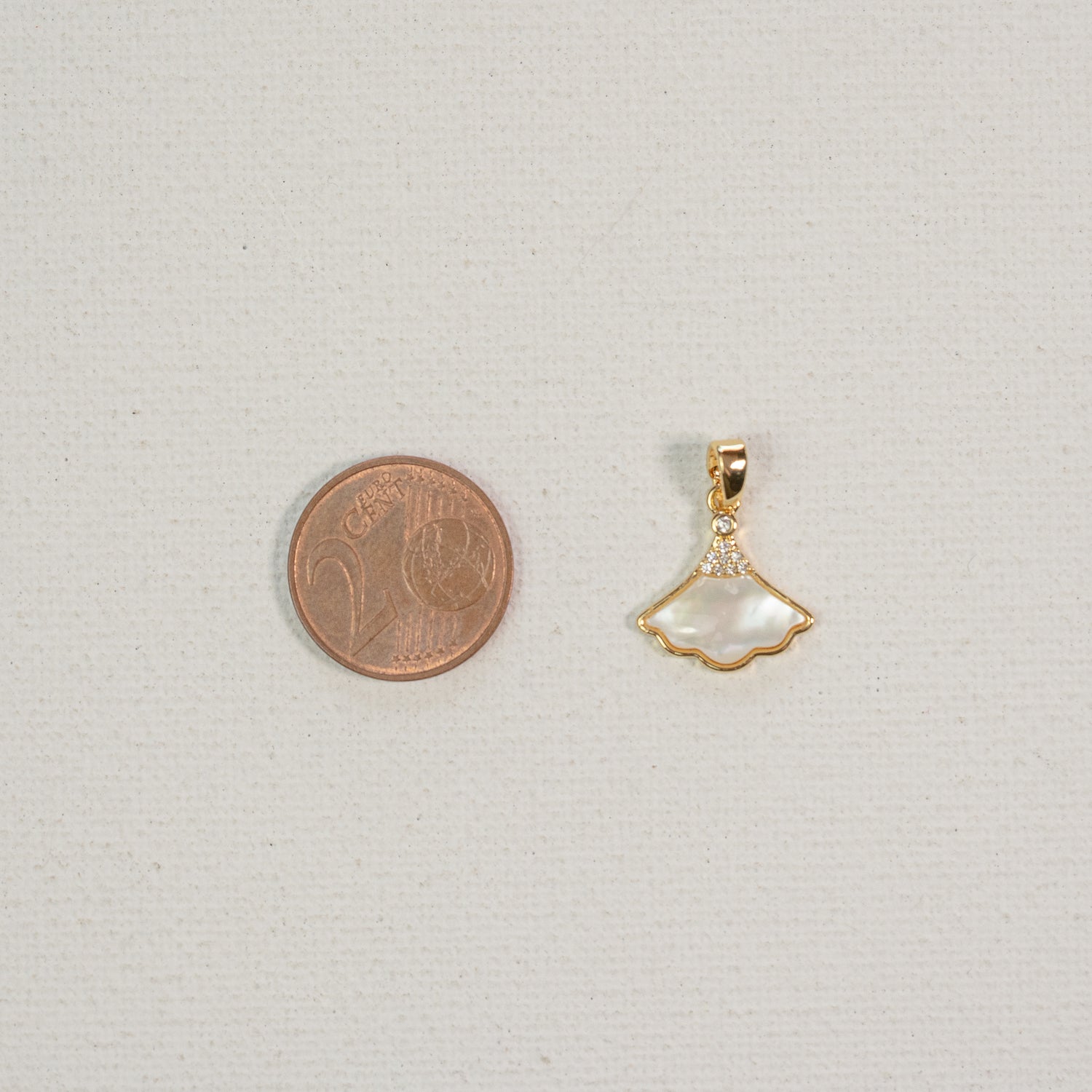 Breloques feuille/éventail en nacre, laiton plaqué or 18k et zirconium de 16 mm ( à l&
