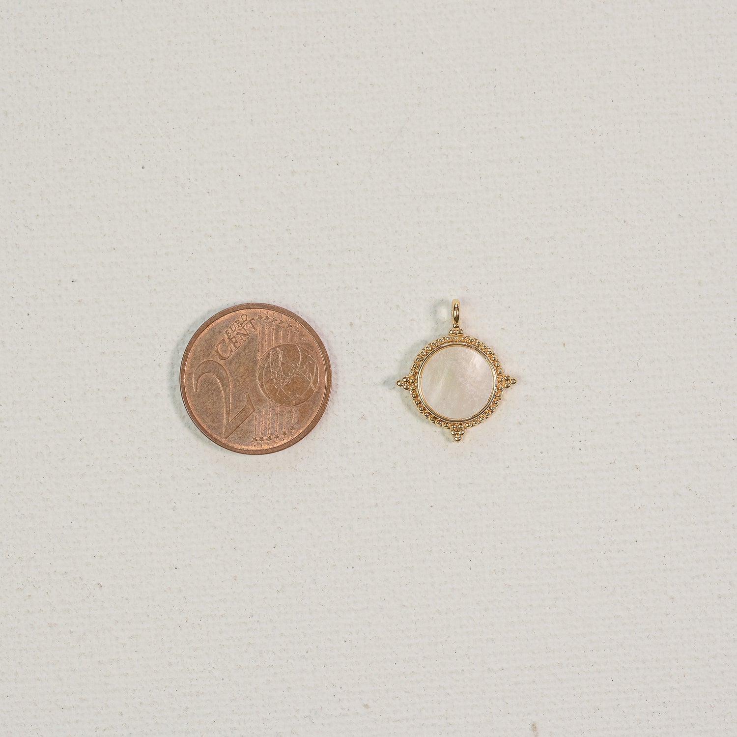 Breloques rondes en nacre et laiton plaqué or 18k de 17,5 mm ( à l&