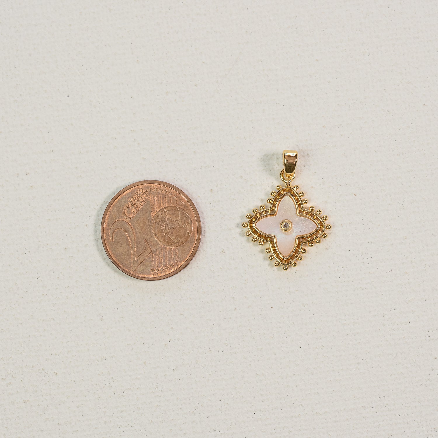 Breloques fleurs en nacre, laiton plaqué or 18k et zirconium de 19 mm ( à l&