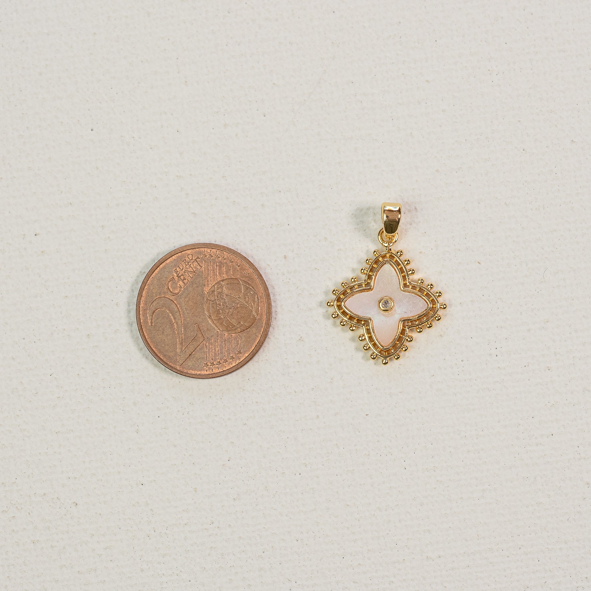 Breloques fleurs en nacre, laiton plaqué or 18k et zirconium de 19 mm ( à l&