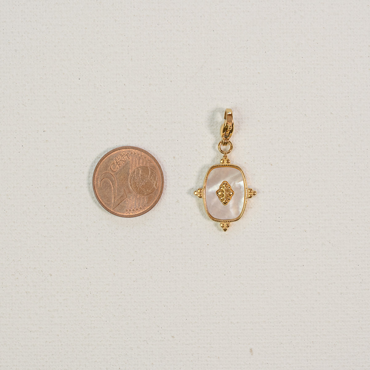 Breloques rectangulaires avec mousqueton en nacre et acier inox plaqué or 14k de 24 mm ( à l&
