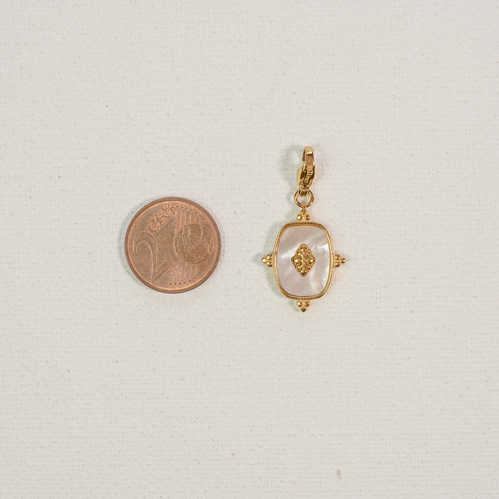 Breloques rectangulaires avec mousqueton en nacre et acier inox plaqué or 14k de 24 mm ( à l&