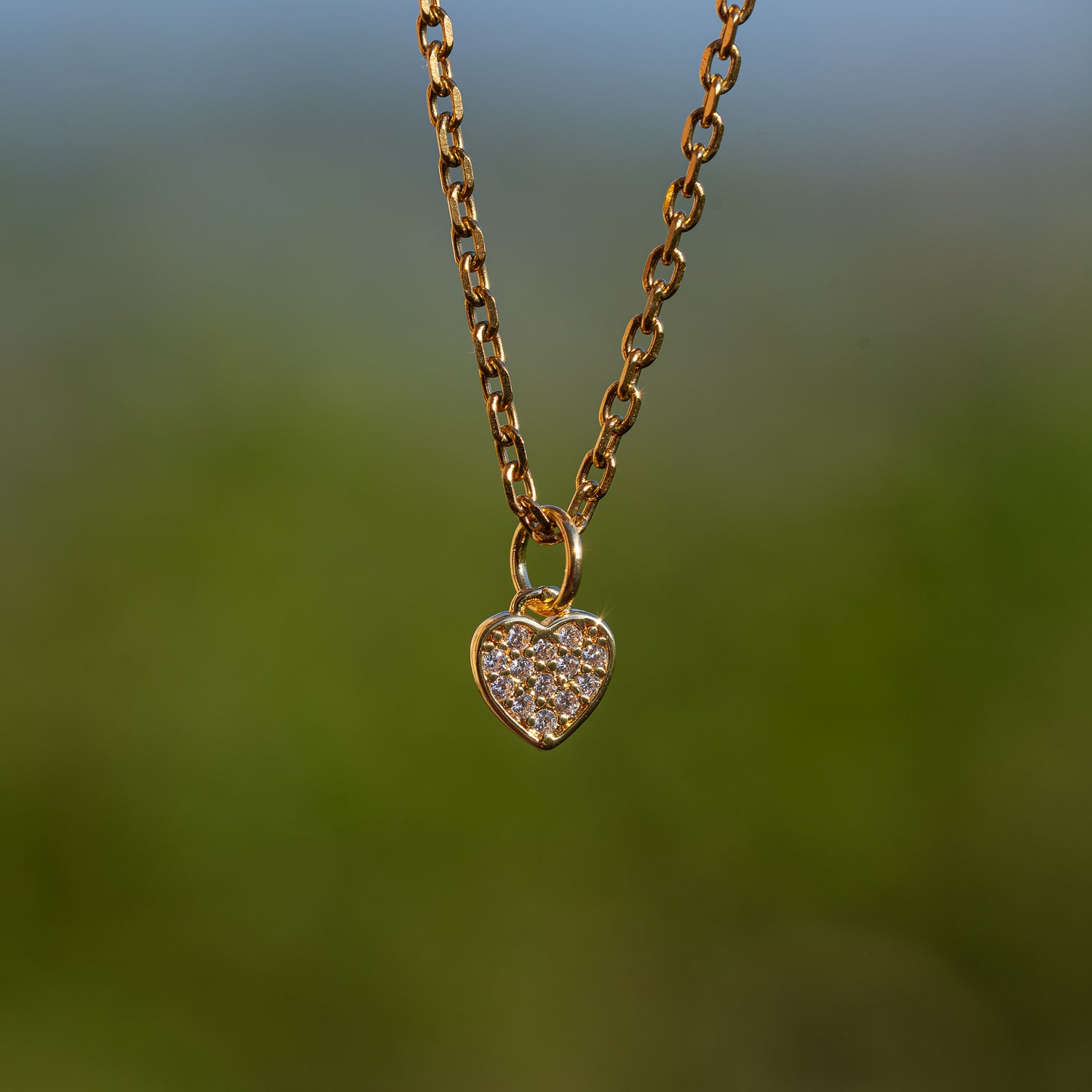 Petites breloques coeur en laiton plaqué or 18k et zirconium de 7,5 mm ( l&