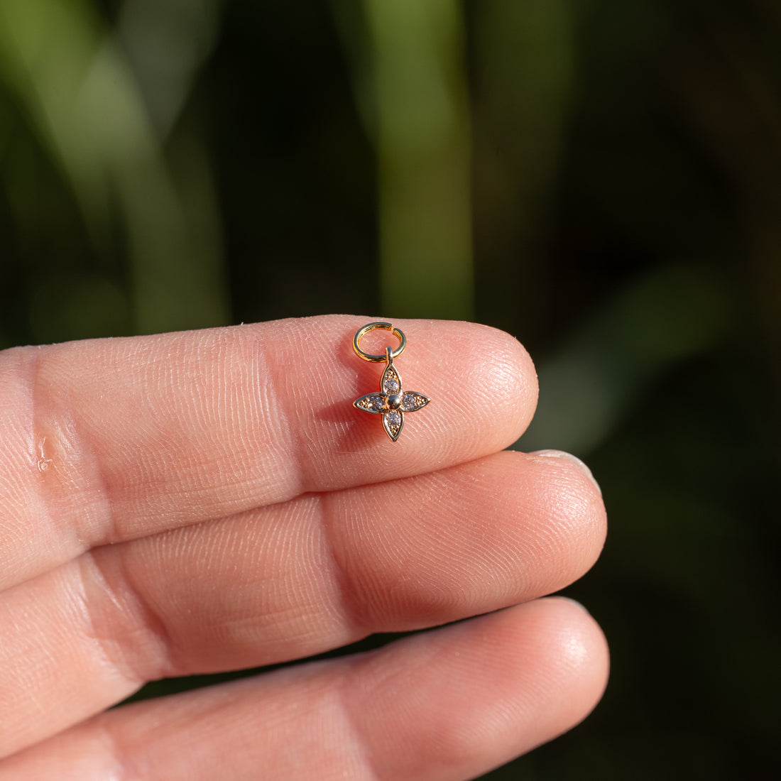 Petites breloques fleurs en laiton plaqué or 18k et zirconium de 8,5 mm ( à l&