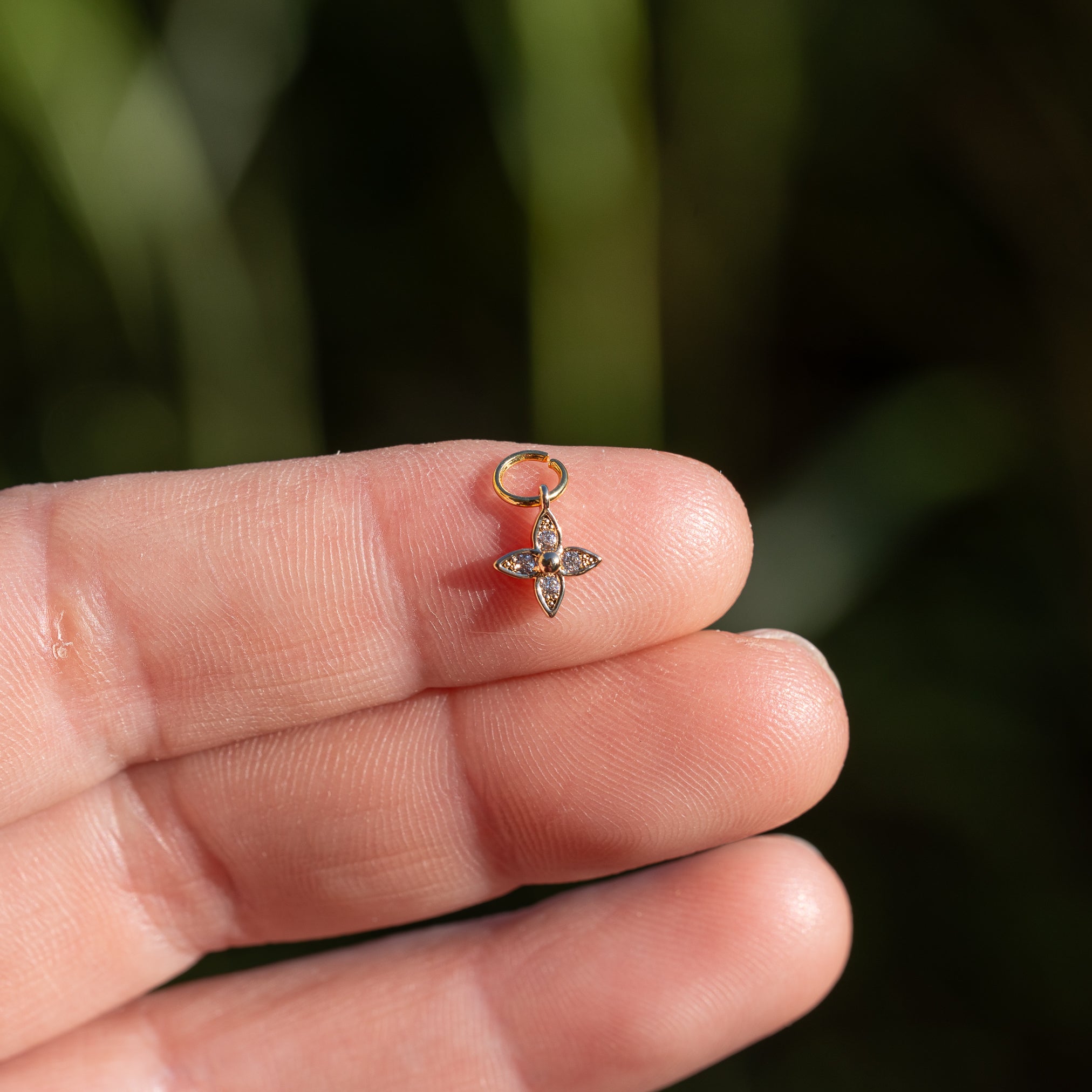 Petites breloques fleurs en laiton plaqué or 18k et zirconium de 8,5 mm ( à l&