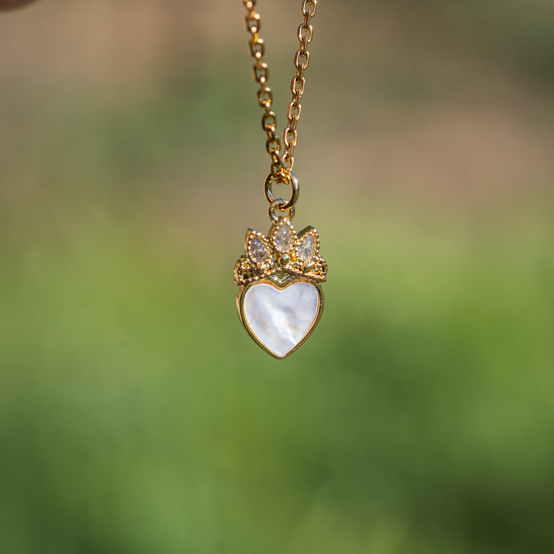 Breloques Ex Voto en nacre, laiton plaqué or 18k et zirconium de 18 mm ( à l&