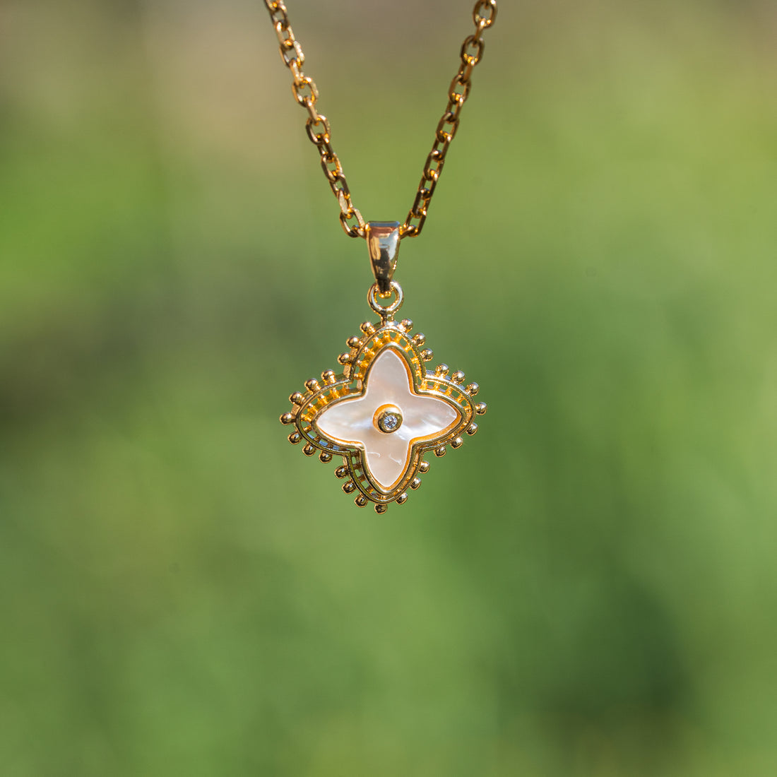 Breloques fleurs en nacre, laiton plaqué or 18k et zirconium de 19 mm ( à l&