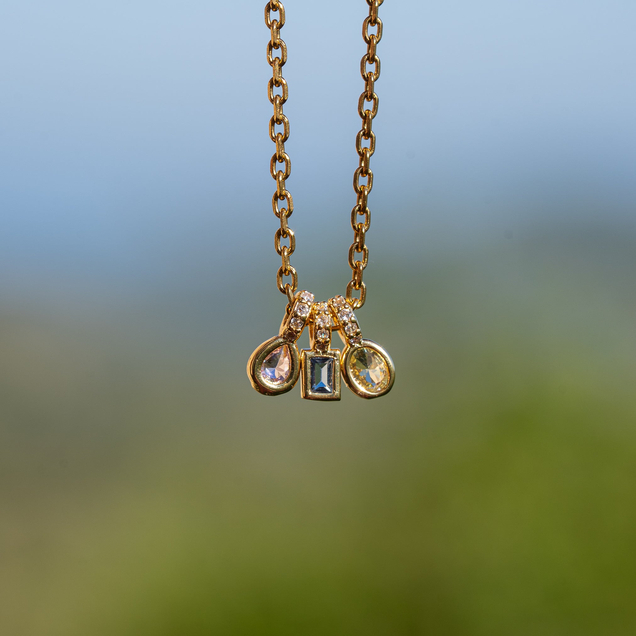 Breloques 3 formes au choix en laiton plaqué or 18k et zirconium de 8/9 mm ( à l&
