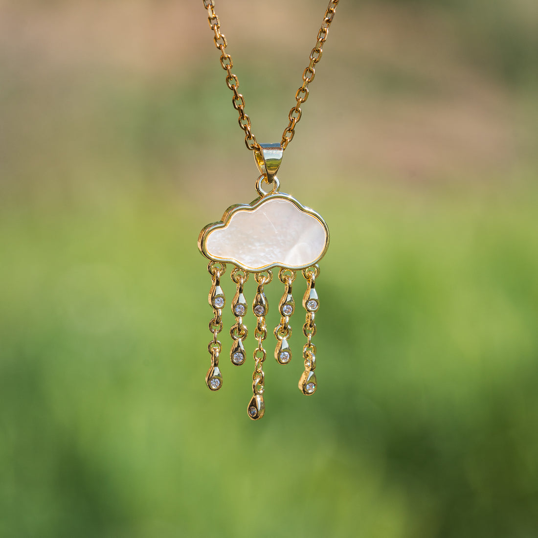 Sublimes breloques nuage/pluie en nacre, laiton plaqué or 18k et zirconium de 40 mm ( à l&