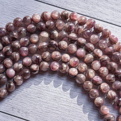 Superbes perles rondes lisses de Lépidolite grade a de 8,3 mm ( 1/2 de rang ou lot de 2 perles )