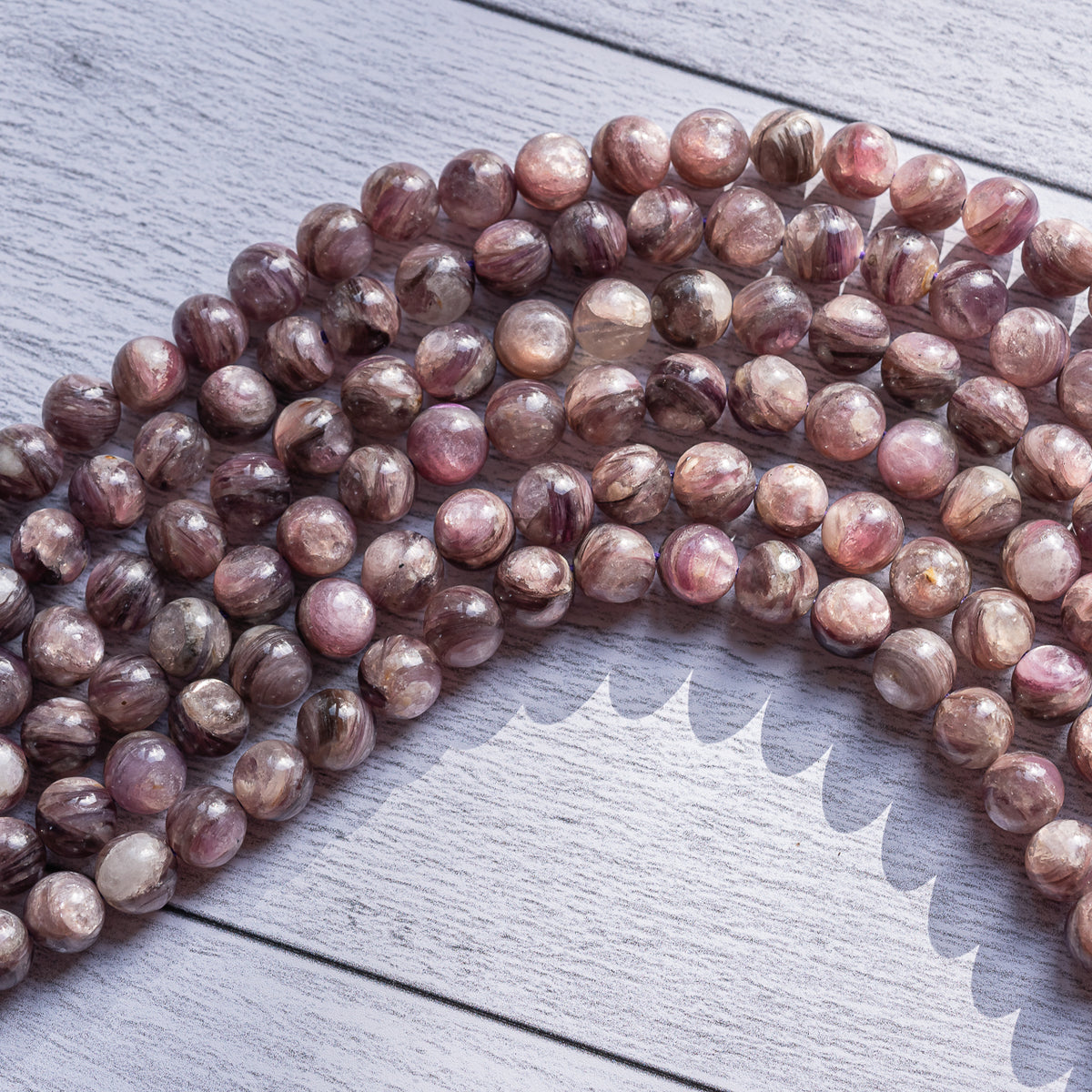 Superbes perles rondes lisses de Lépidolite grade a de 8,3 mm ( 1/2 de rang ou lot de 2 perles )