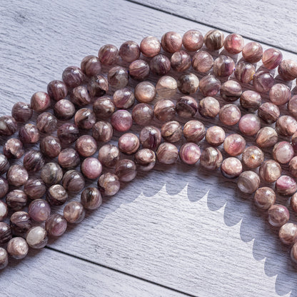 Superbes perles rondes lisses de Lépidolite grade a de 8,3 mm ( 1/2 de rang ou lot de 2 perles )