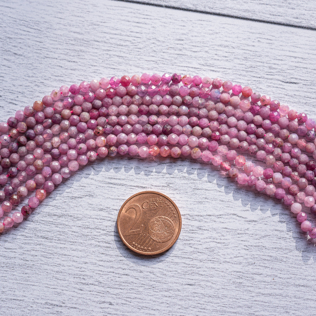 Perles rondes facettes de Saphir rose de 3 mm ( 1/2 rang de env 65 perles )