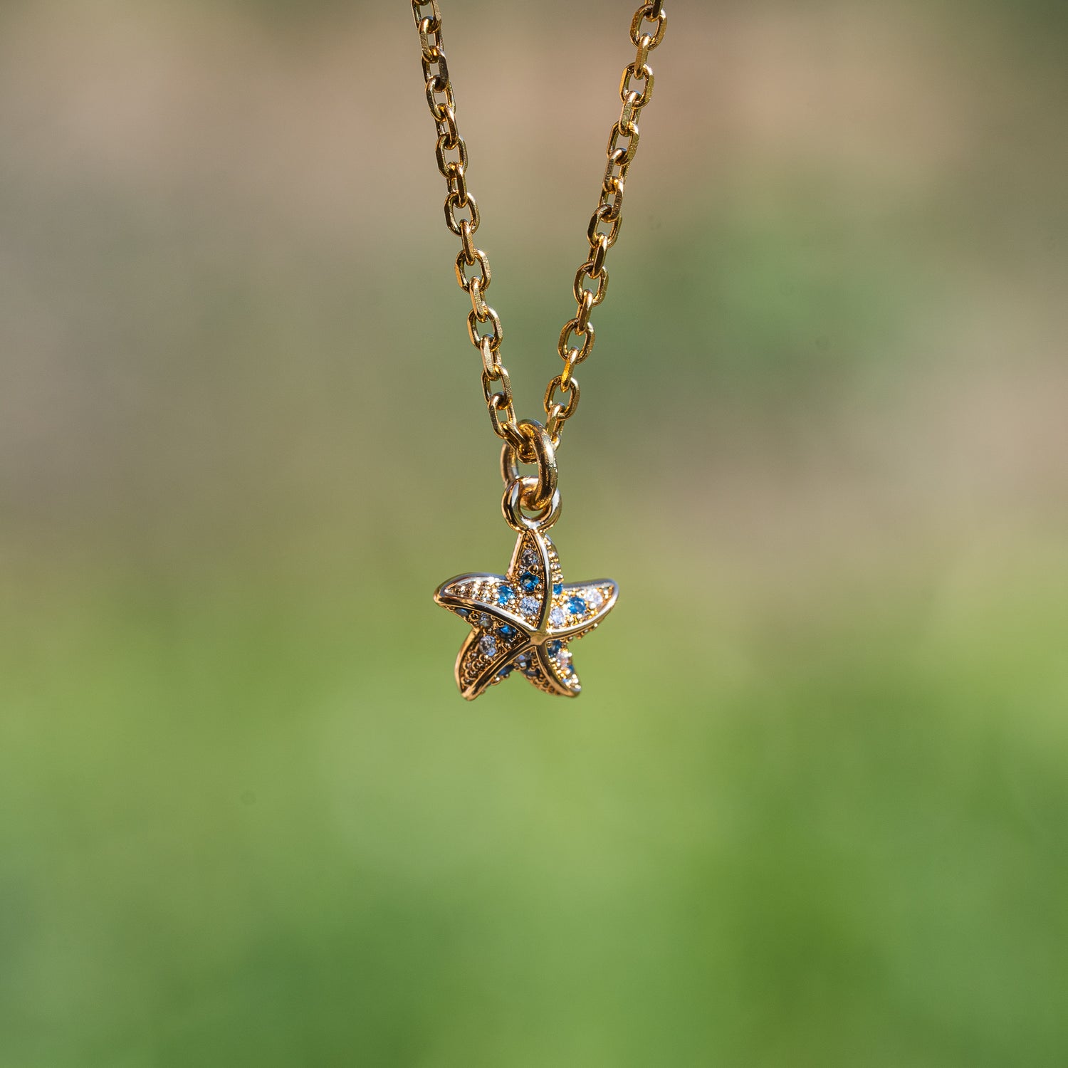 Breloques étoiles de mer en laiton plaqué or 18k et zirconium bleu de 12,5 mm ( à l&