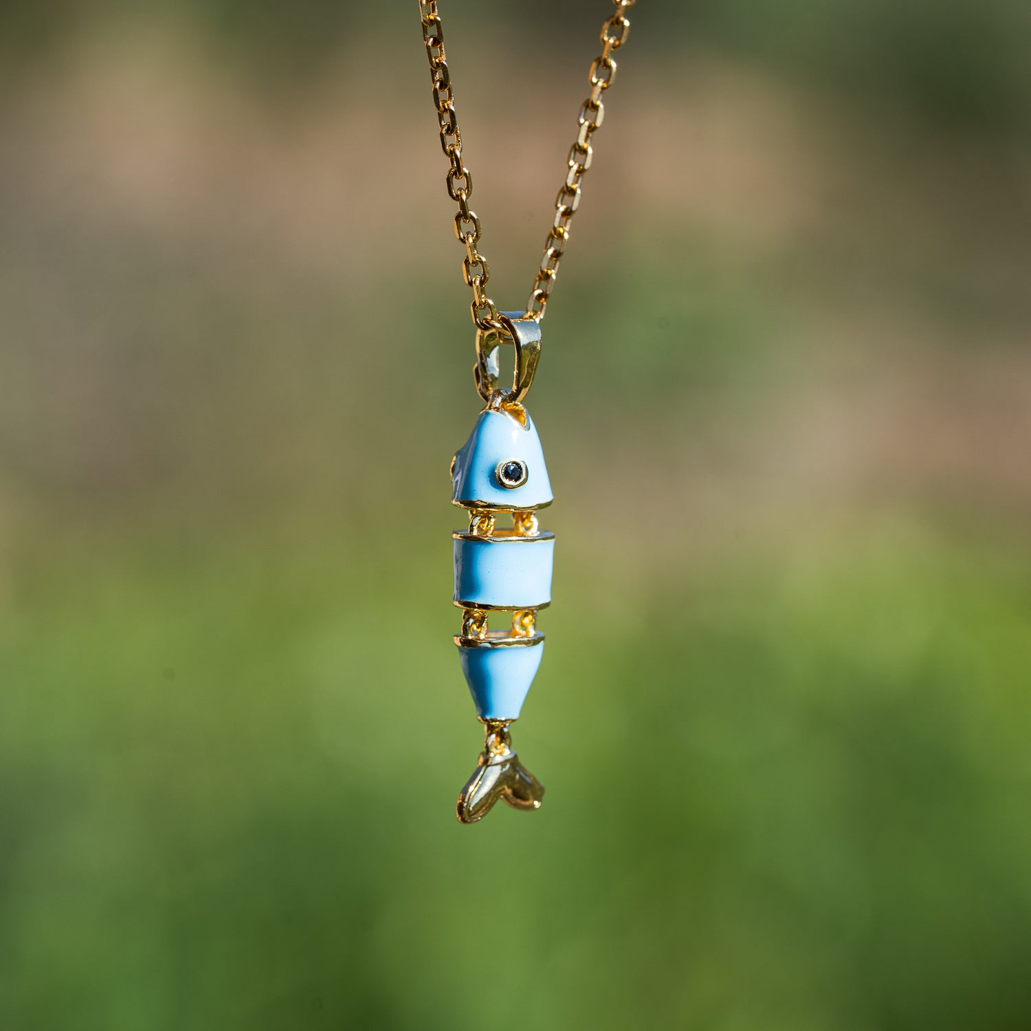 Breloques poissons articulées et émaillées bleu en laiton plaqué or 18k et zirconium de 30 mm ( à l&
