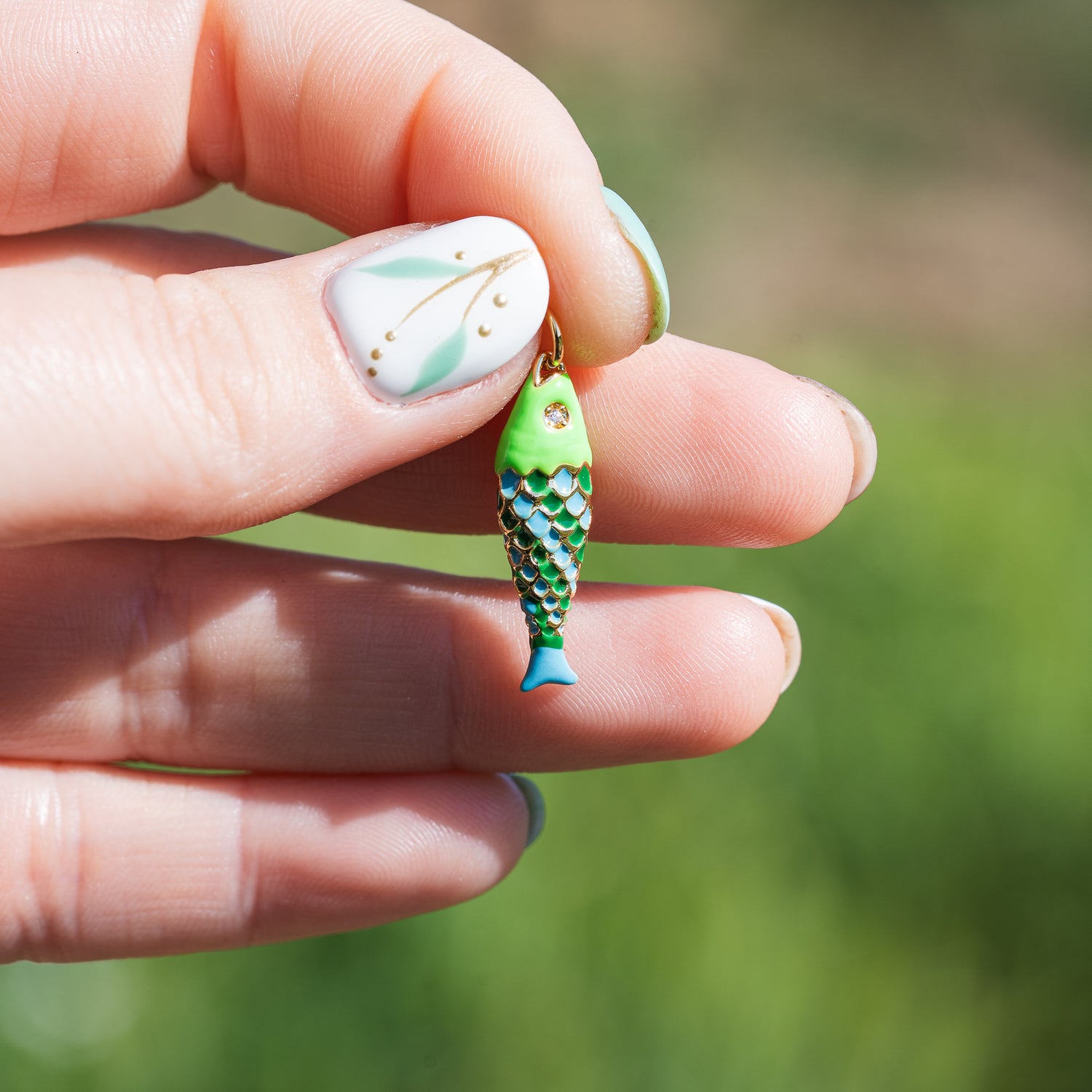 Breloques poissons émaillées bleu/vert en laiton plaqué or 18k et zirconium de 25,5 mm ( à l&