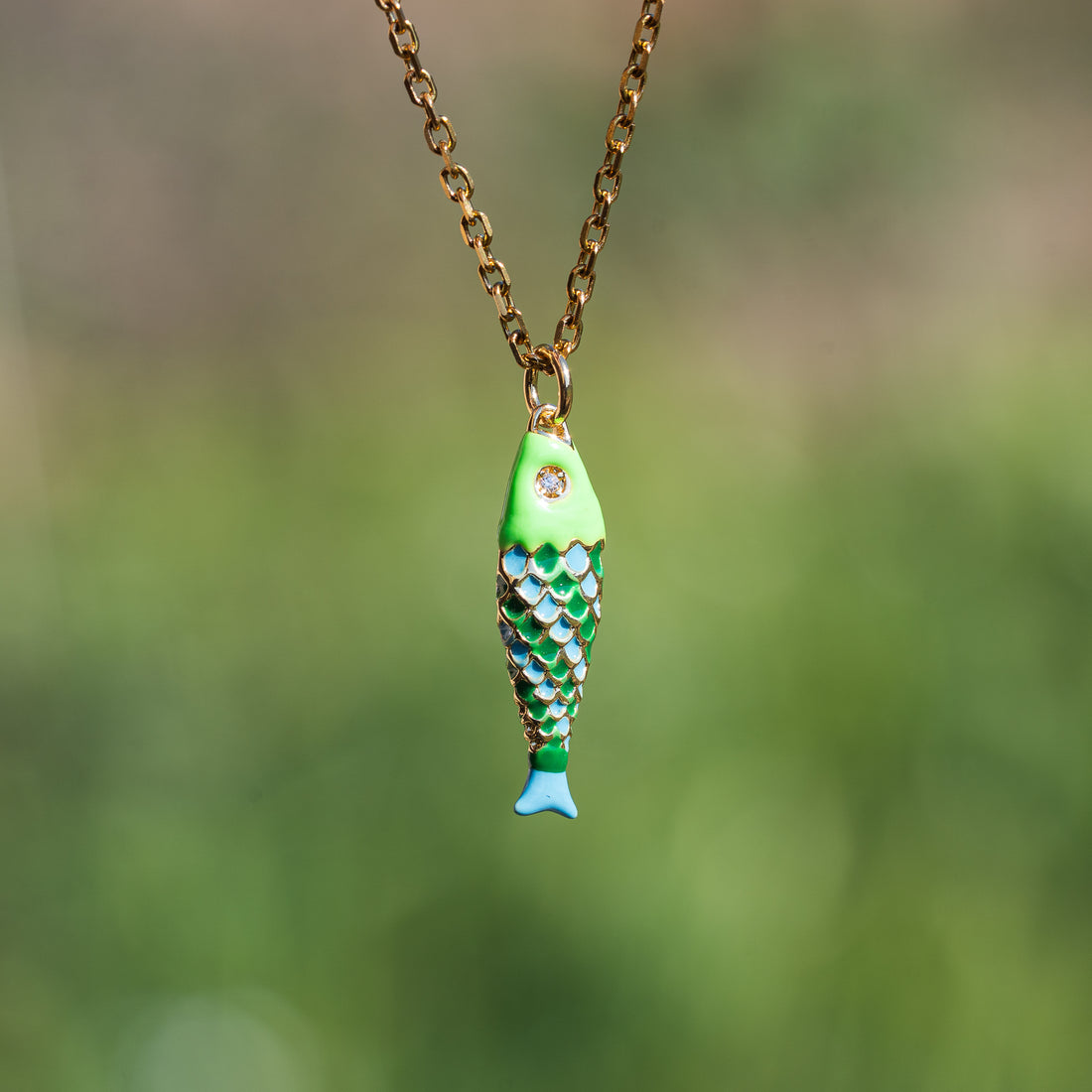 Breloques poissons émaillées bleu/vert en laiton plaqué or 18k et zirconium de 25,5 mm ( à l&