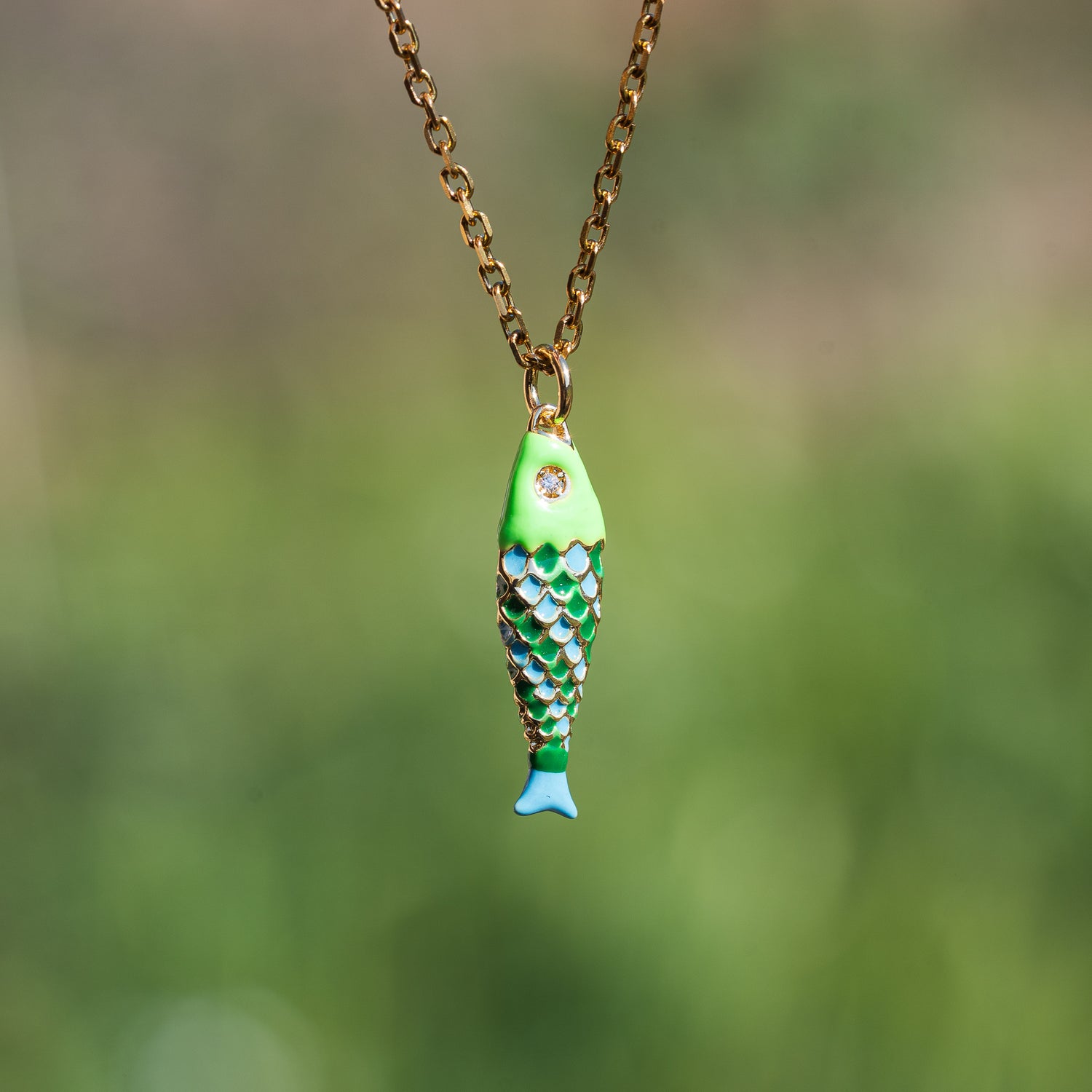 Breloques poissons émaillées bleu/vert en laiton plaqué or 18k et zirconium de 25,5 mm ( à l&