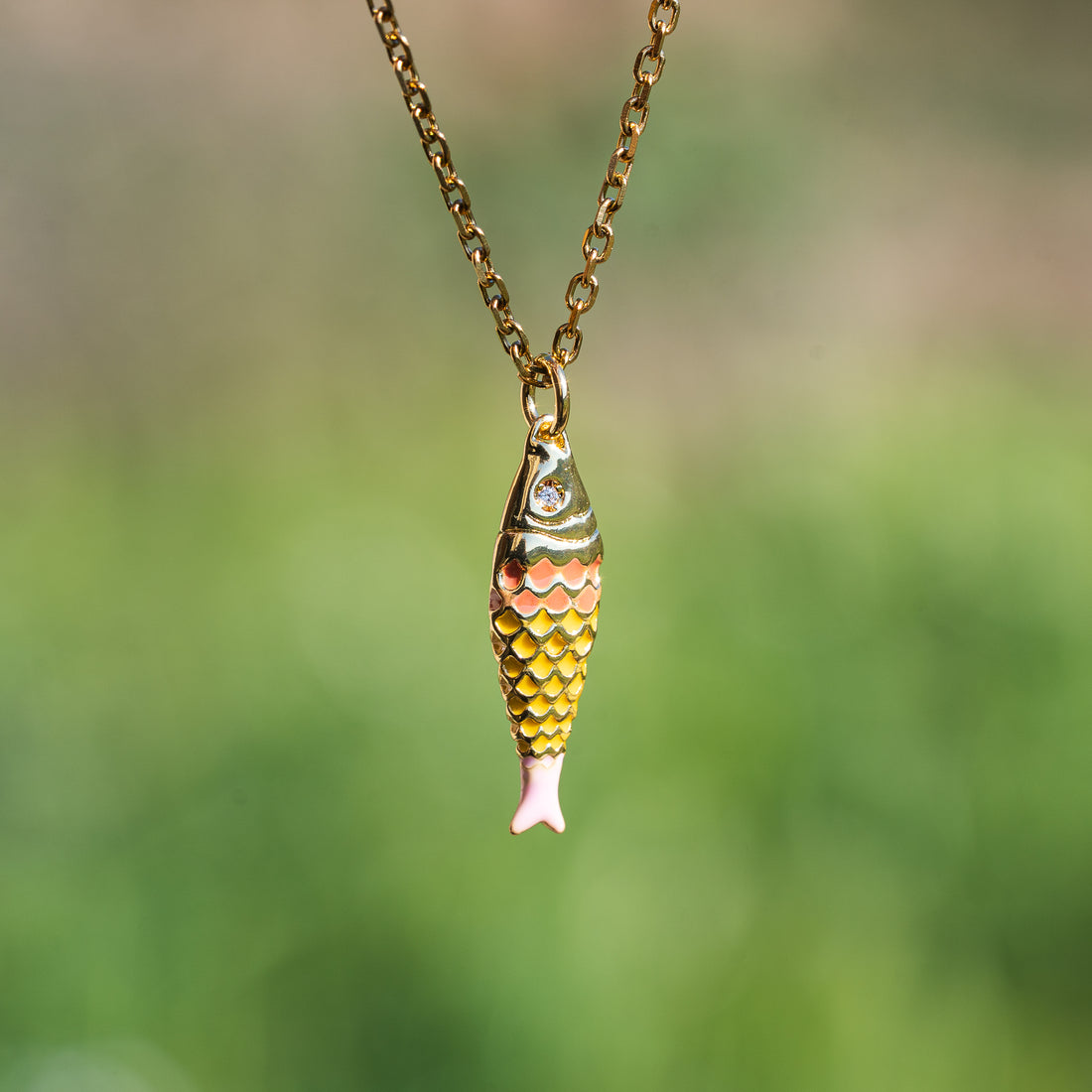 Breloques poissons émaillées " sunset" en laiton plaqué or 18k et zirconium de 25,5 mm ( à l&
