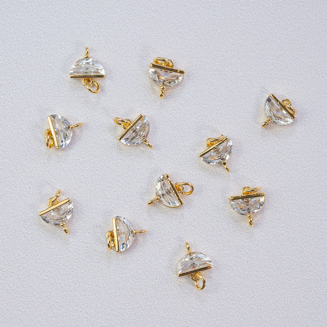 Breloque connecteur demi-lune  en laiton plaqué or 18 k et zirconium de 9 mm ( à l&