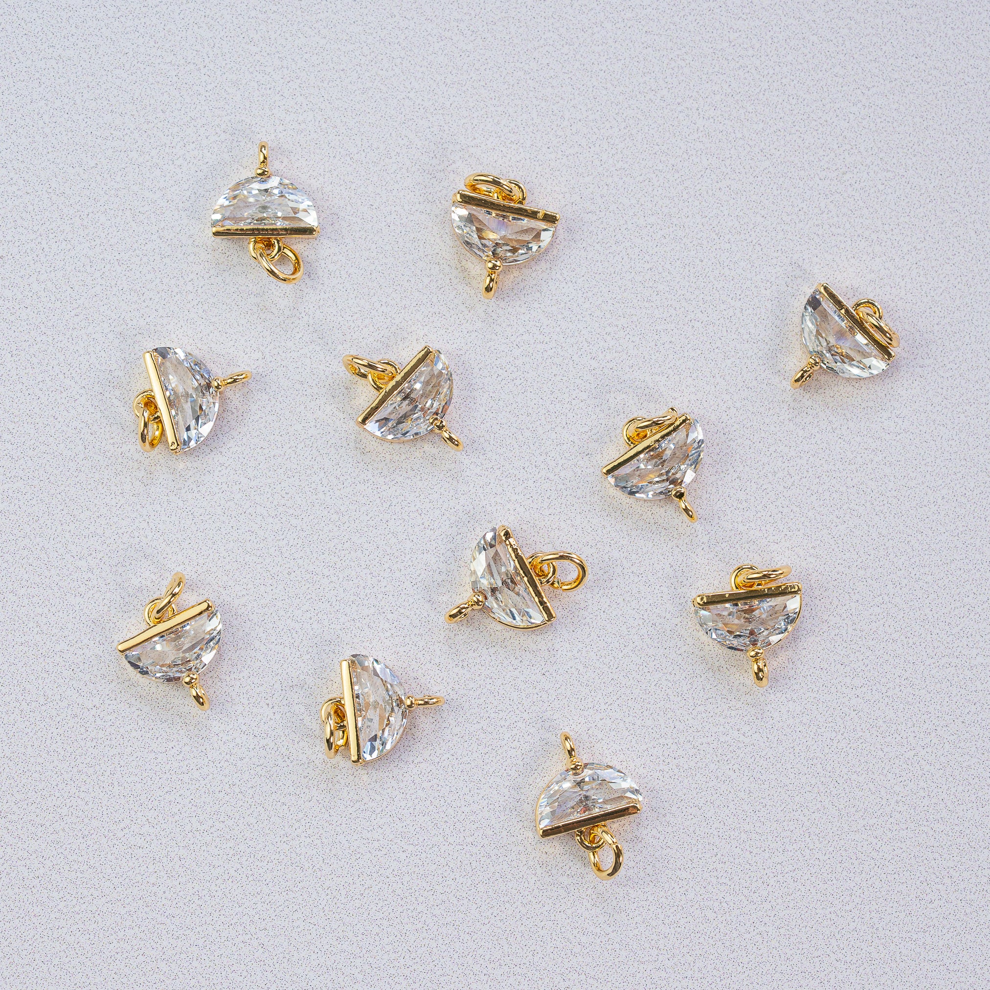 Breloque connecteur demi-lune  en laiton plaqué or 18 k et zirconium de 9 mm ( à l&