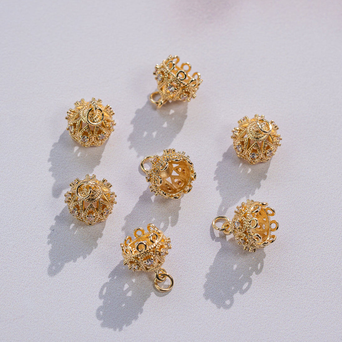 Breloque connecteur cloche/couronne en laiton plaqué or 14k et zirconium de 14 mm ( à l&