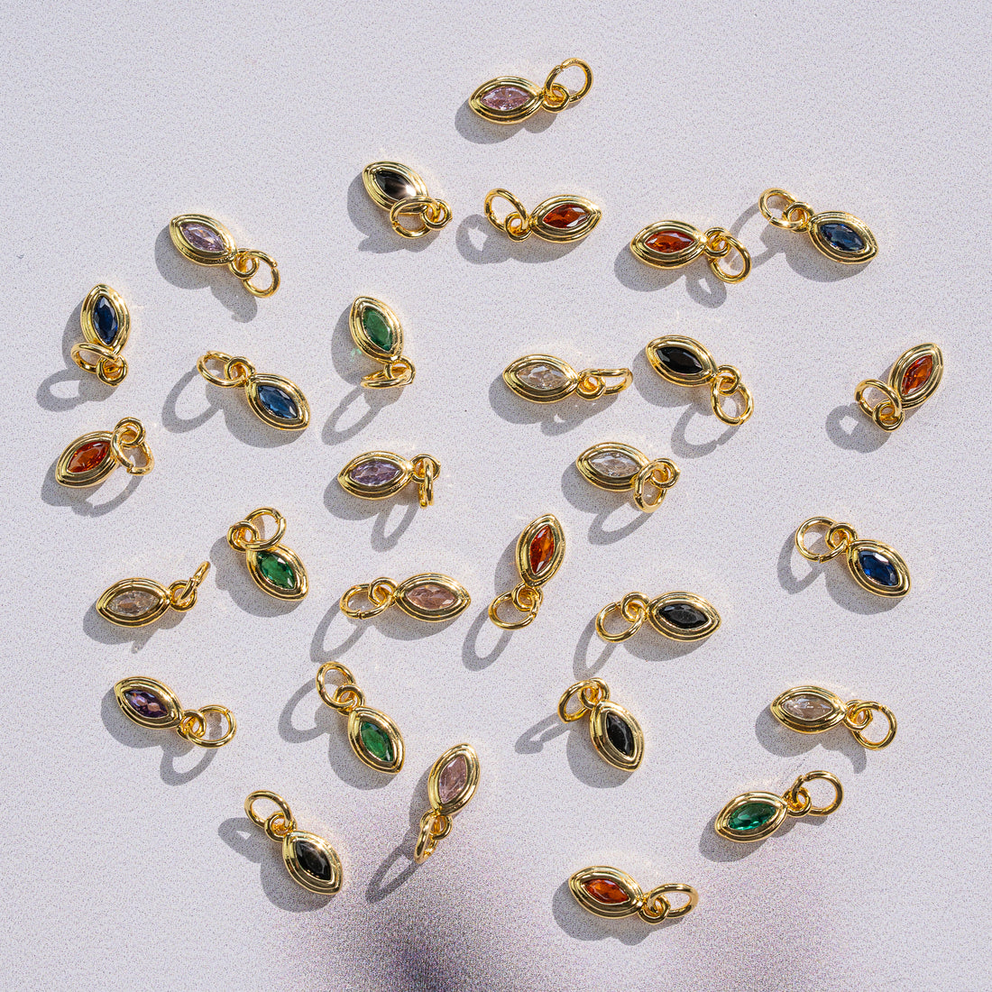 Petites breloques ovales/oeil en laiton plaqué or 18k et zirconium de 10 mm ( à l&