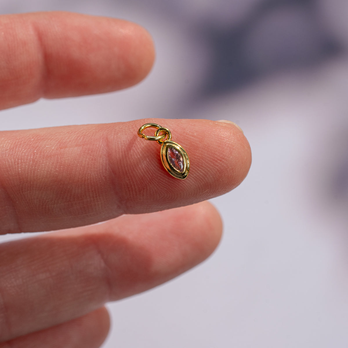 Petites breloques ovales/oeil en laiton plaqué or 18k et zirconium de 10 mm ( à l&
