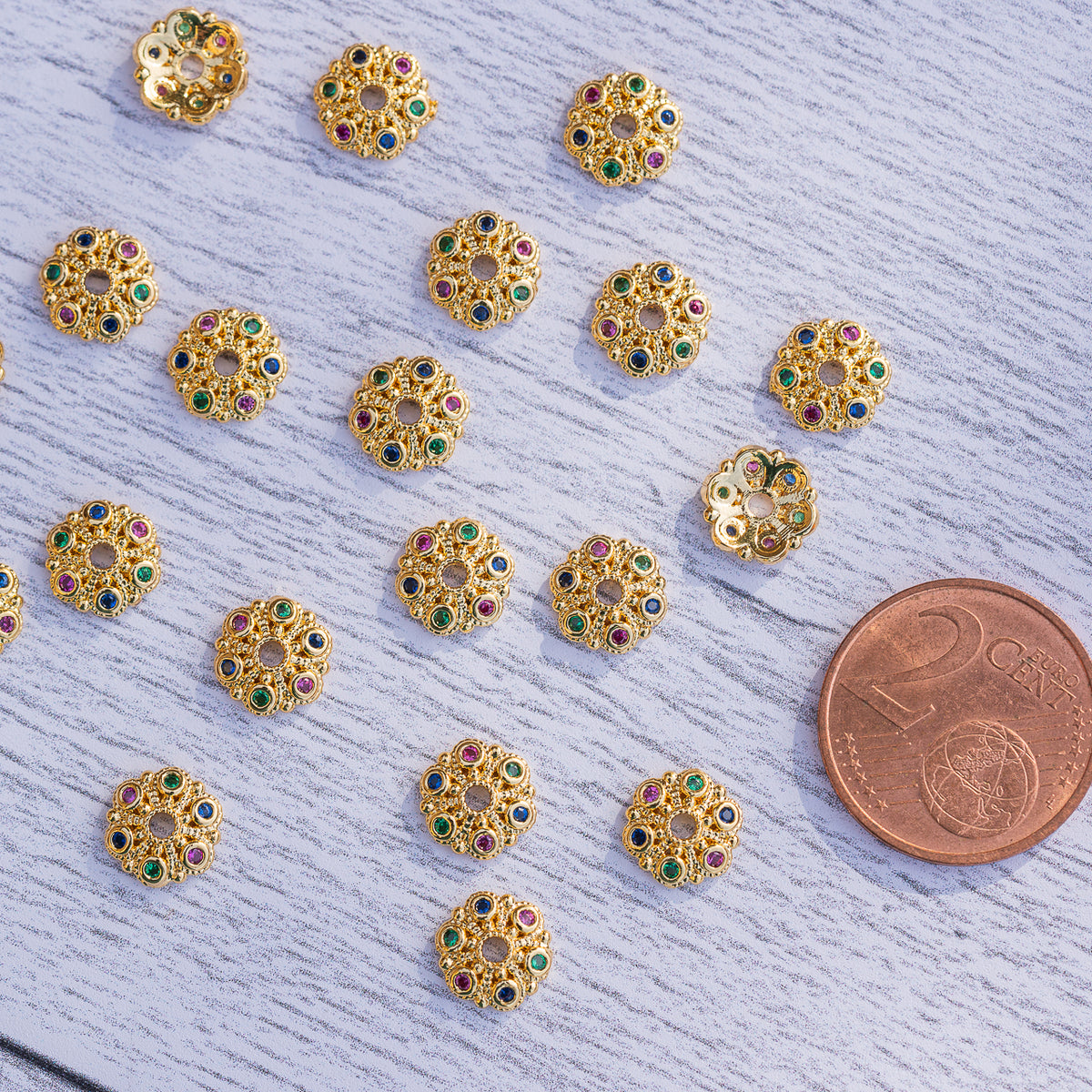 Coupelles en laiton plaqué or 18k et strass coloré de 8 mm ( lot de 4 )