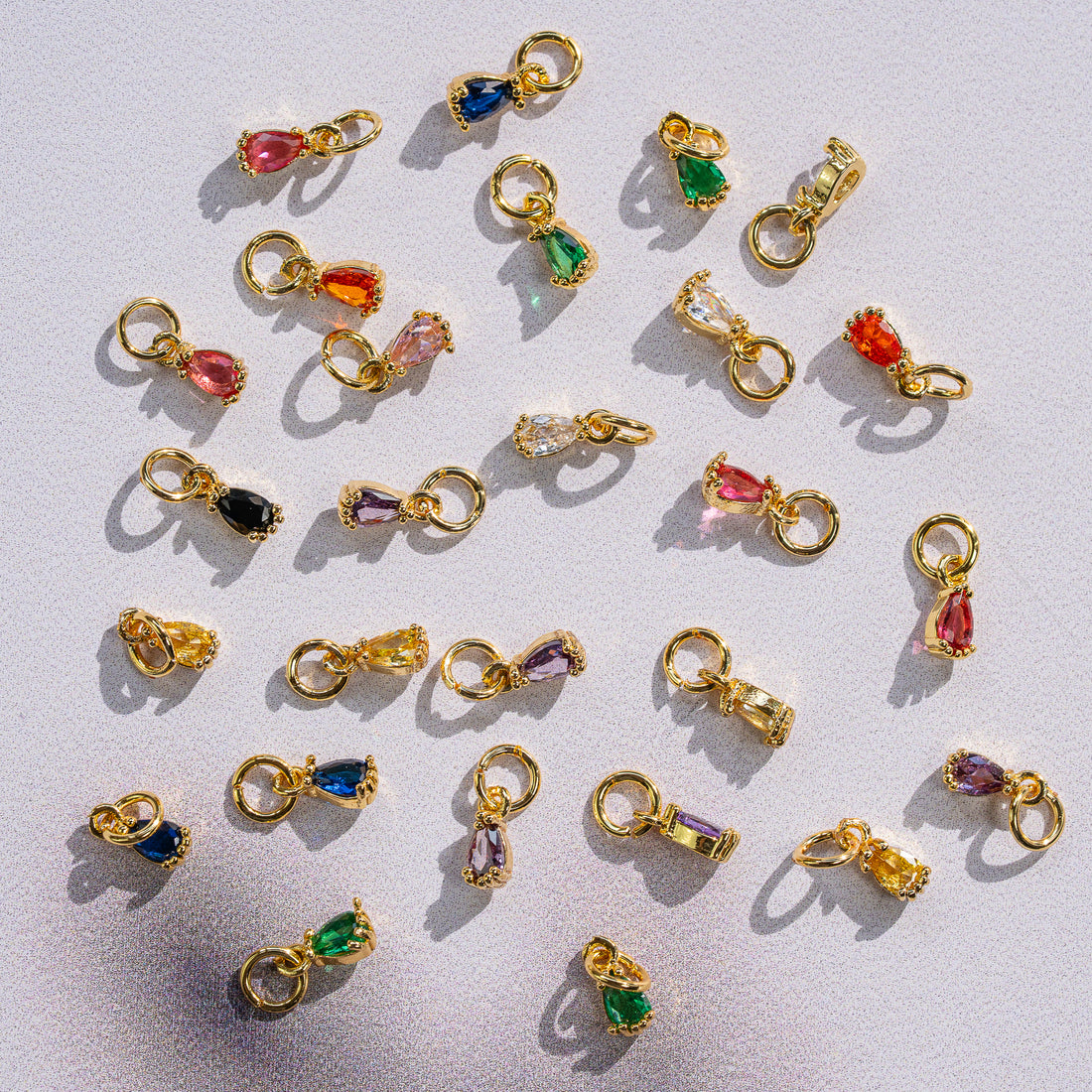 Petites breloques gouttes en laiton plaqué or 18k et zirconium de 8 mm ( à l&