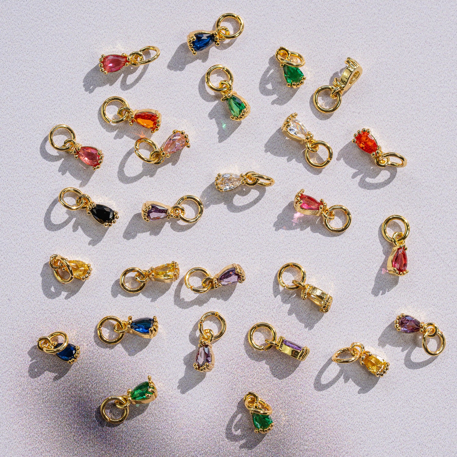 Petites breloques gouttes en laiton plaqué or 18k et zirconium de 8 mm ( à l&