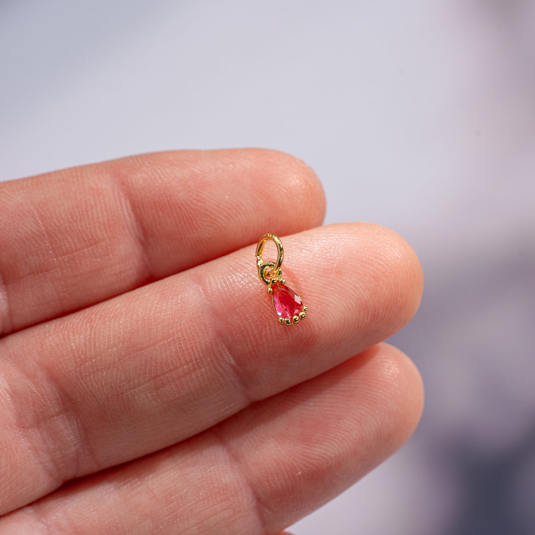 Petites breloques gouttes en laiton plaqué or 18k et zirconium de 8 mm ( à l&
