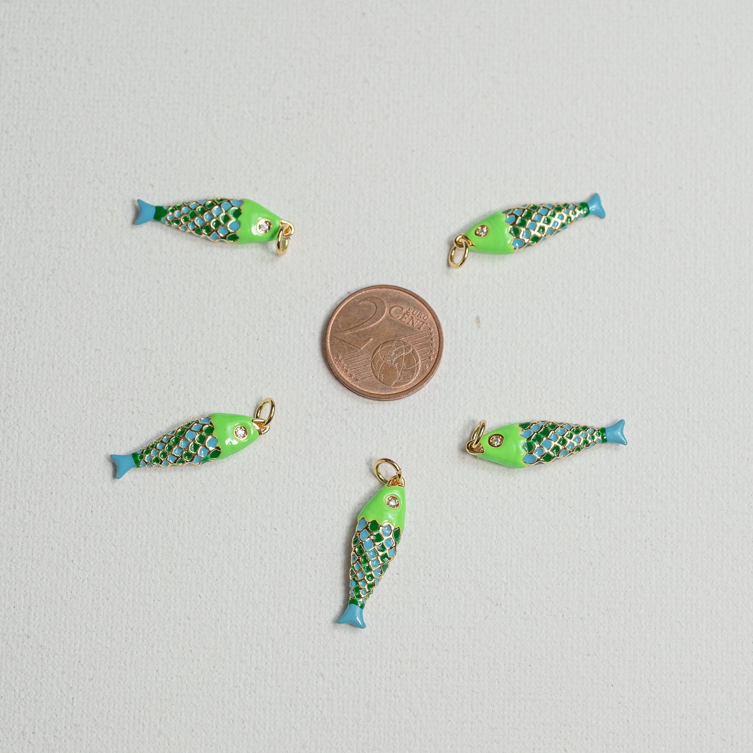 Breloques poissons émaillées bleu/vert en laiton plaqué or 18k et zirconium de 25,5 mm ( à l&