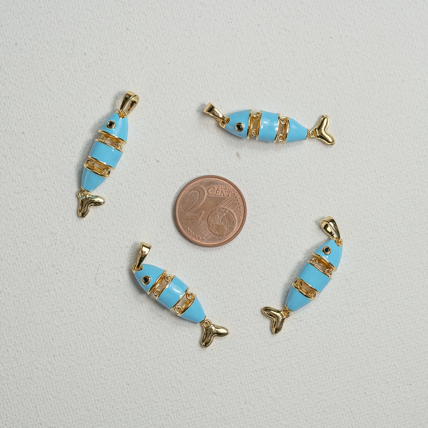Breloques poissons articulées et émaillées bleu en laiton plaqué or 18k et zirconium de 30 mm ( à l&