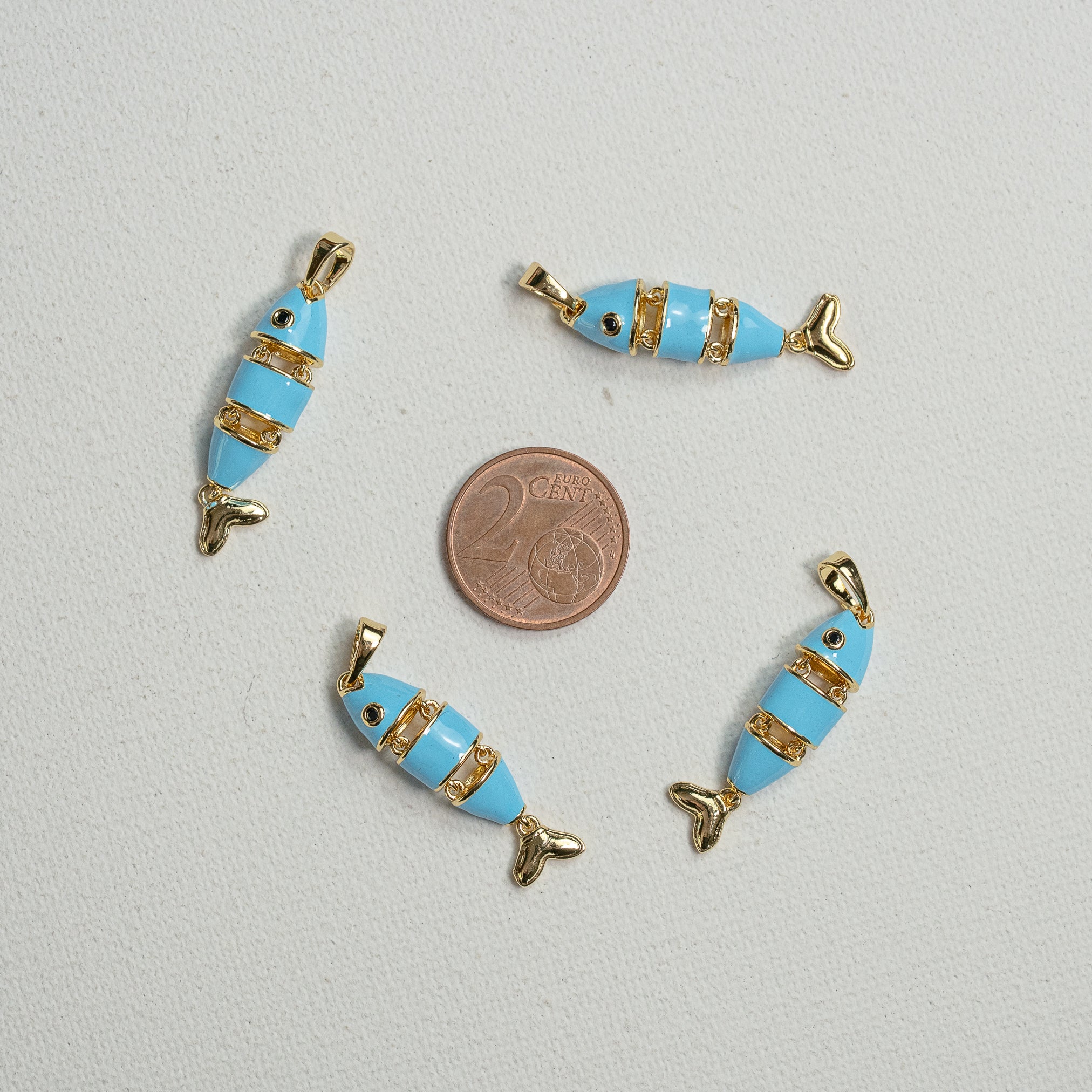 Breloques poissons articulées et émaillées bleu en laiton plaqué or 18k et zirconium de 30 mm ( à l&