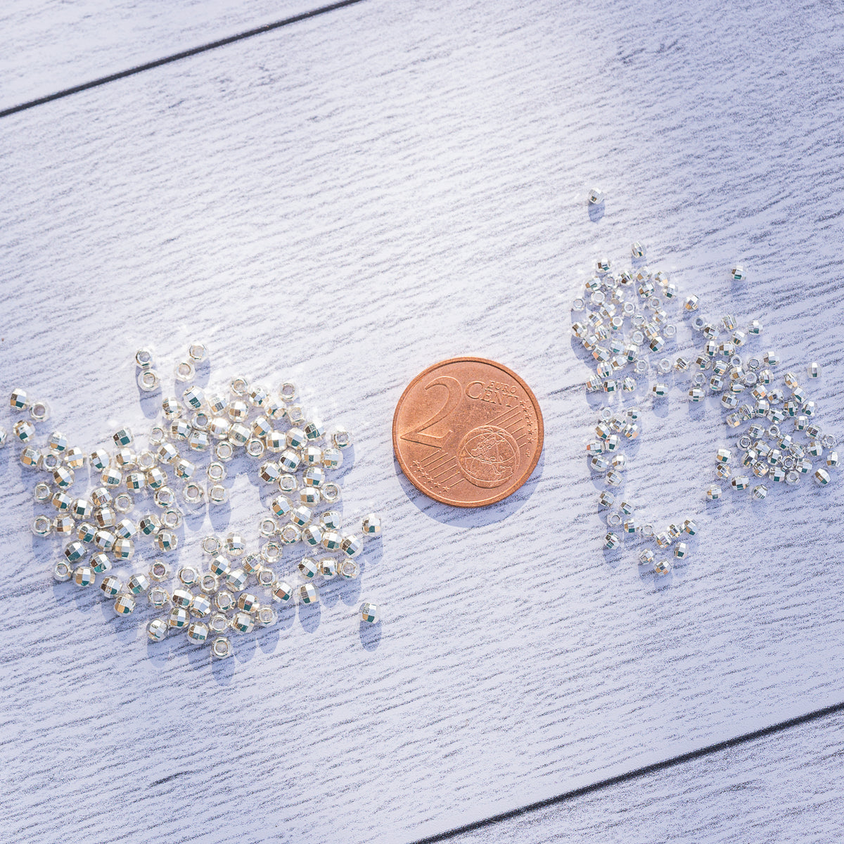Perles rondes facettes en laiton plaqué argent 925 de 2 ou 3 mm ( lot de 10 ou 50 )