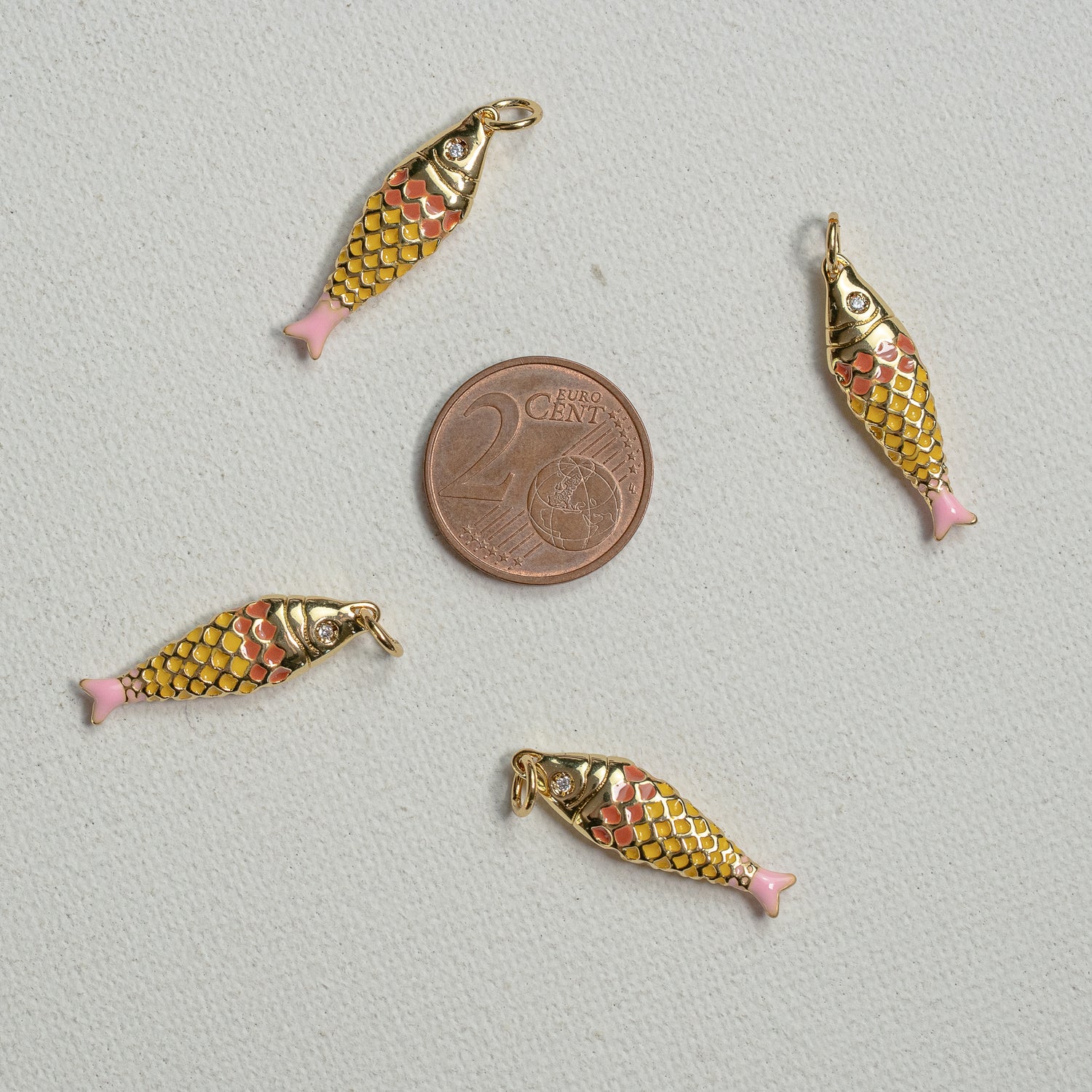 Breloques poissons émaillées " sunset" en laiton plaqué or 18k et zirconium de 25,5 mm ( à l&