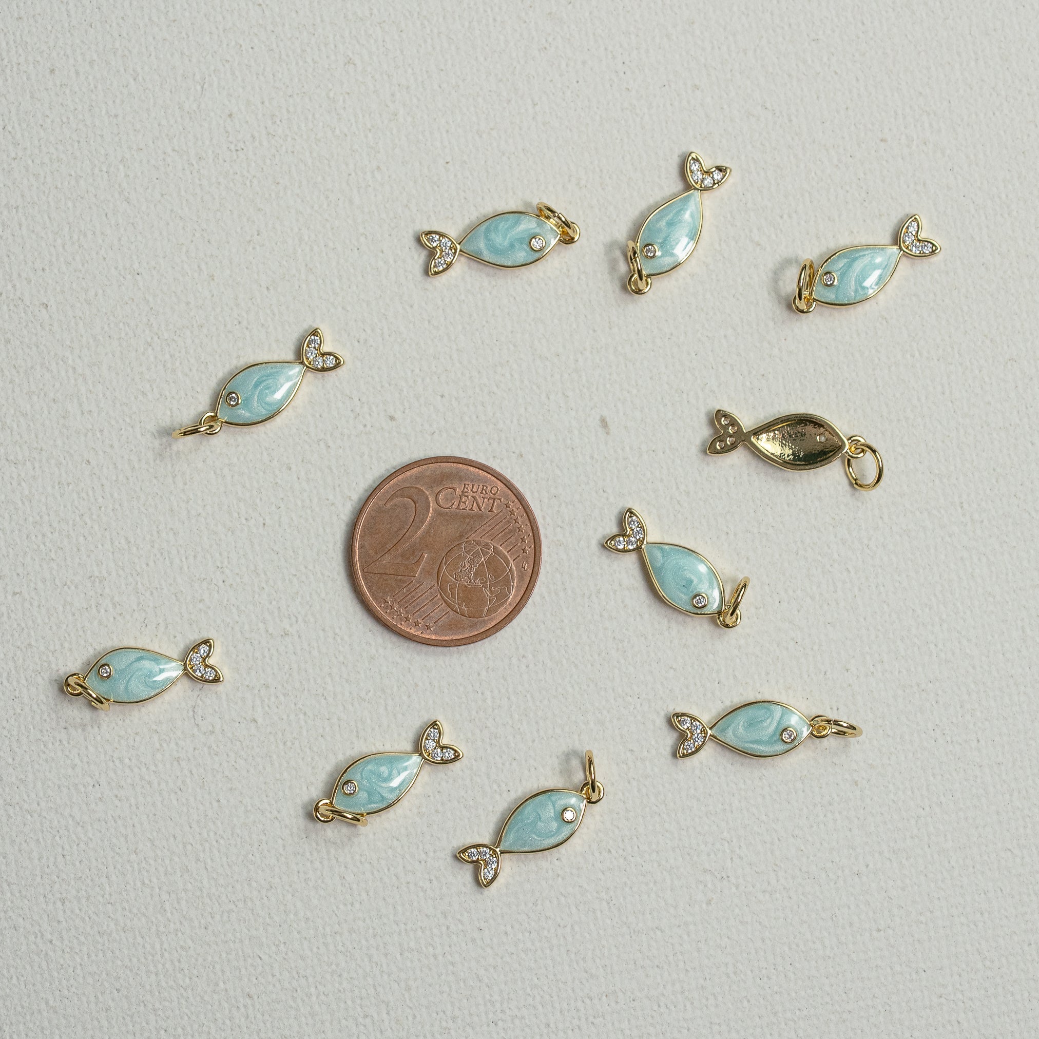 Breloques poissons émaillées en laiton plaqué or 18k et zirconium de 15,5 mm ( à l&