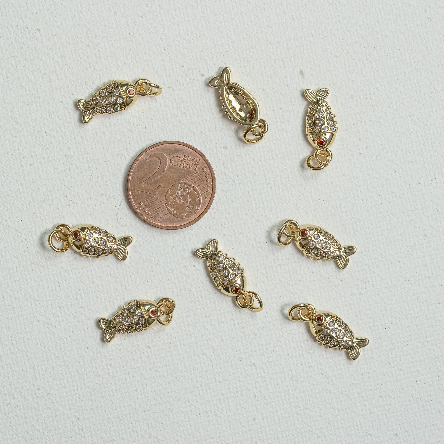 Breloques poissons en laiton plaqué or 18k et zirconium de 16,5 mm ( à l&