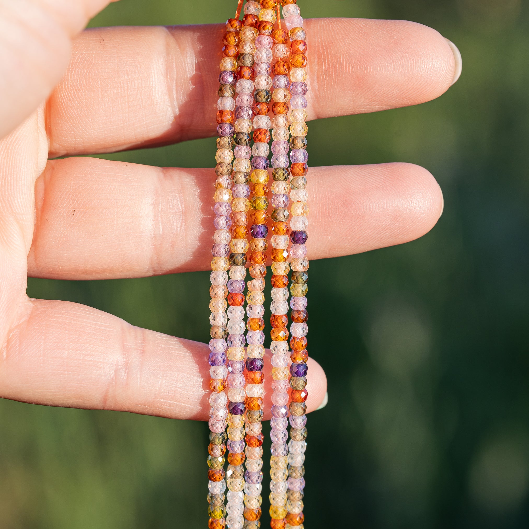 Perles rondelles facettes de zirconium multicolore de 3 x 2 mm ( 1/2 rang de env 82 perles )