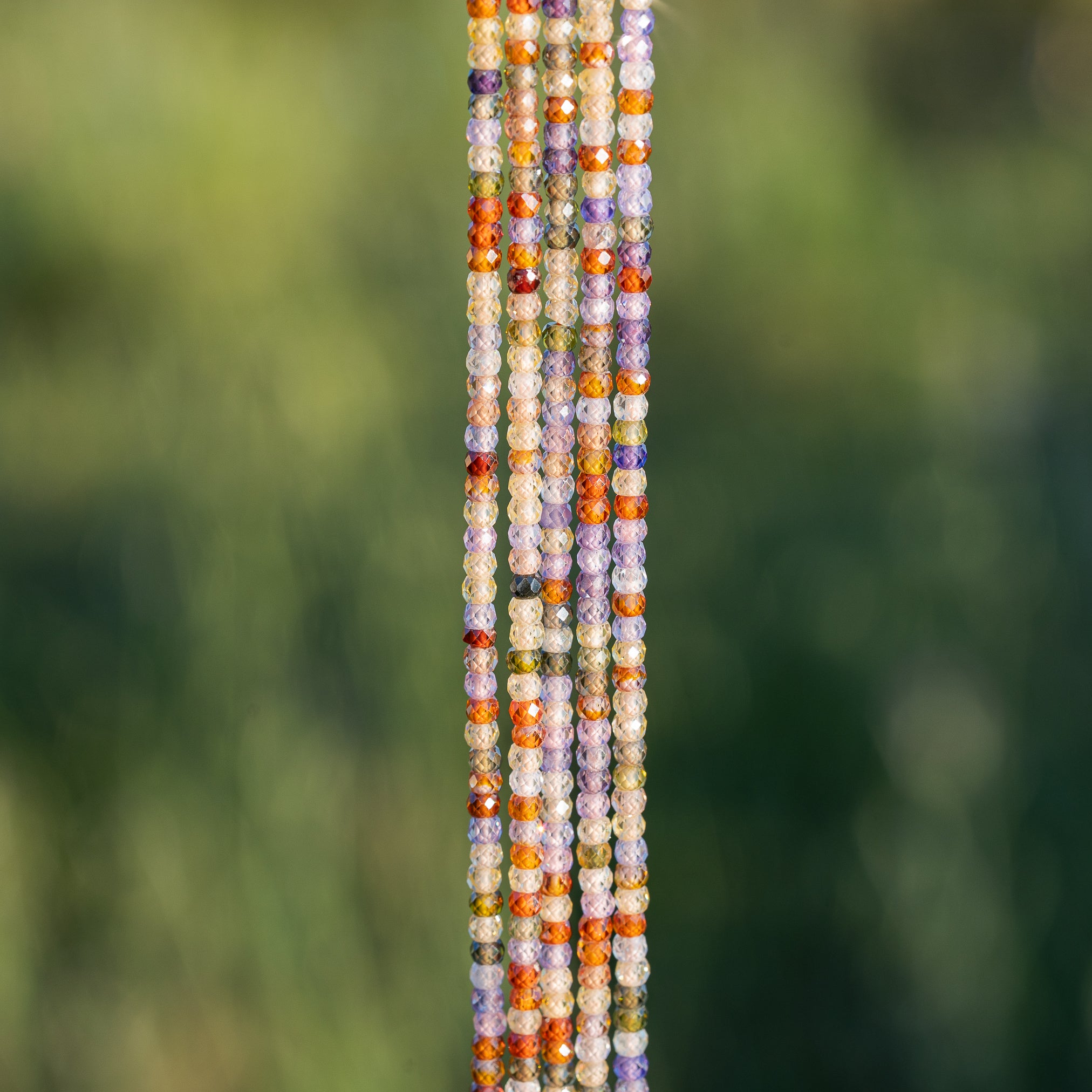 Perles rondelles facettes de zirconium multicolore de 3 x 2 mm ( 1/2 rang de env 82 perles )