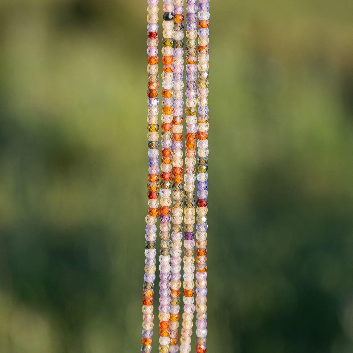 Perles rondelles facettes de zirconium multicolore de 3 x 2 mm ( 1/2 rang de env 82 perles )