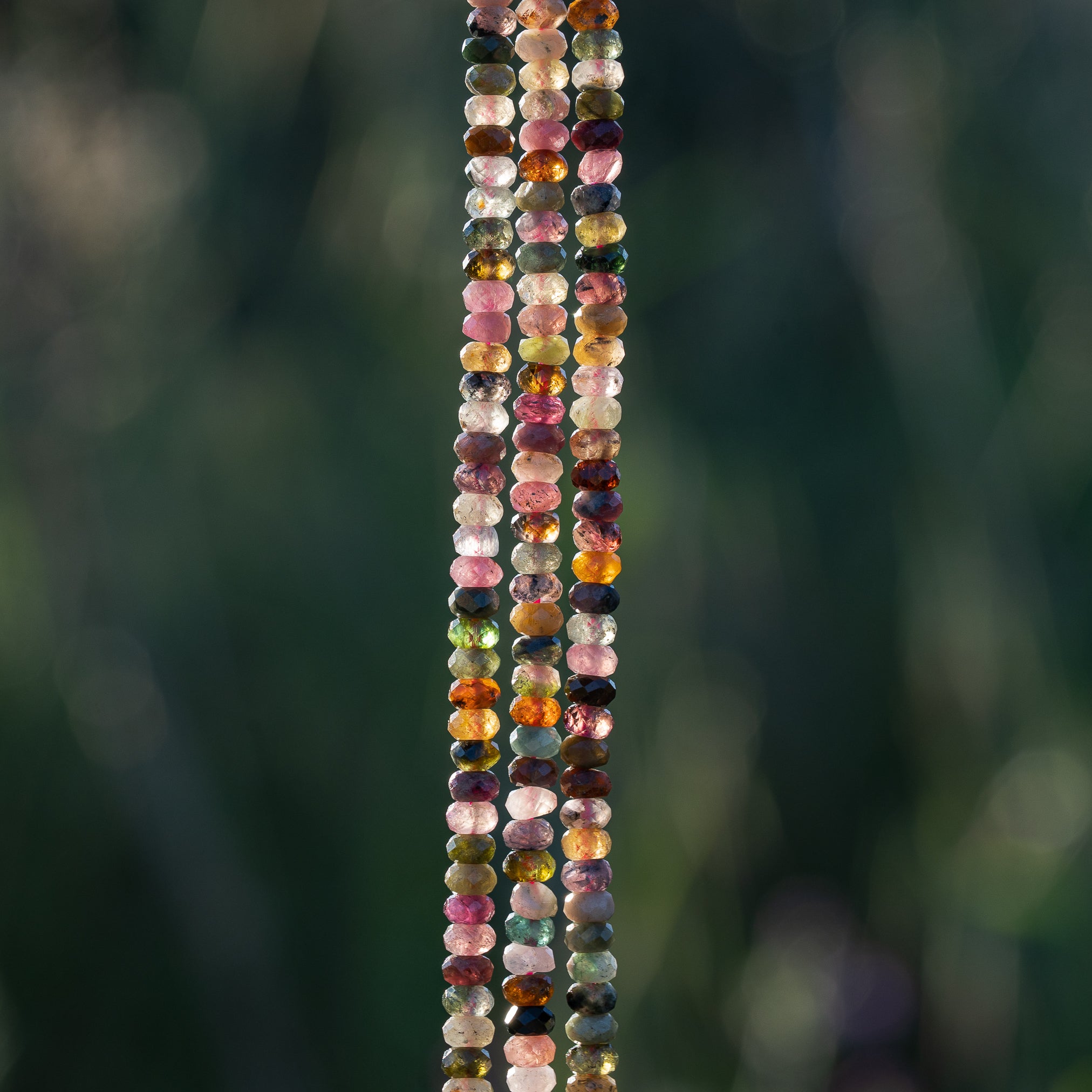 Perles rondelles facettes de Tourmaline multicolore de 4,2 x 2,5 mm ( 1/2 rang de env 76 perles )
