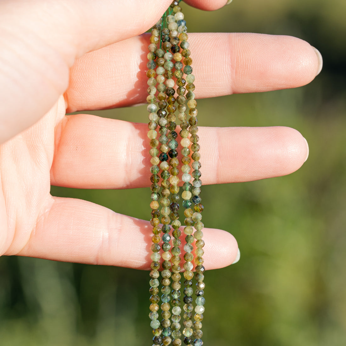 Perles rondes facettes en Tourmaline verte de 2,5 mm ( rang de env 160 perles )