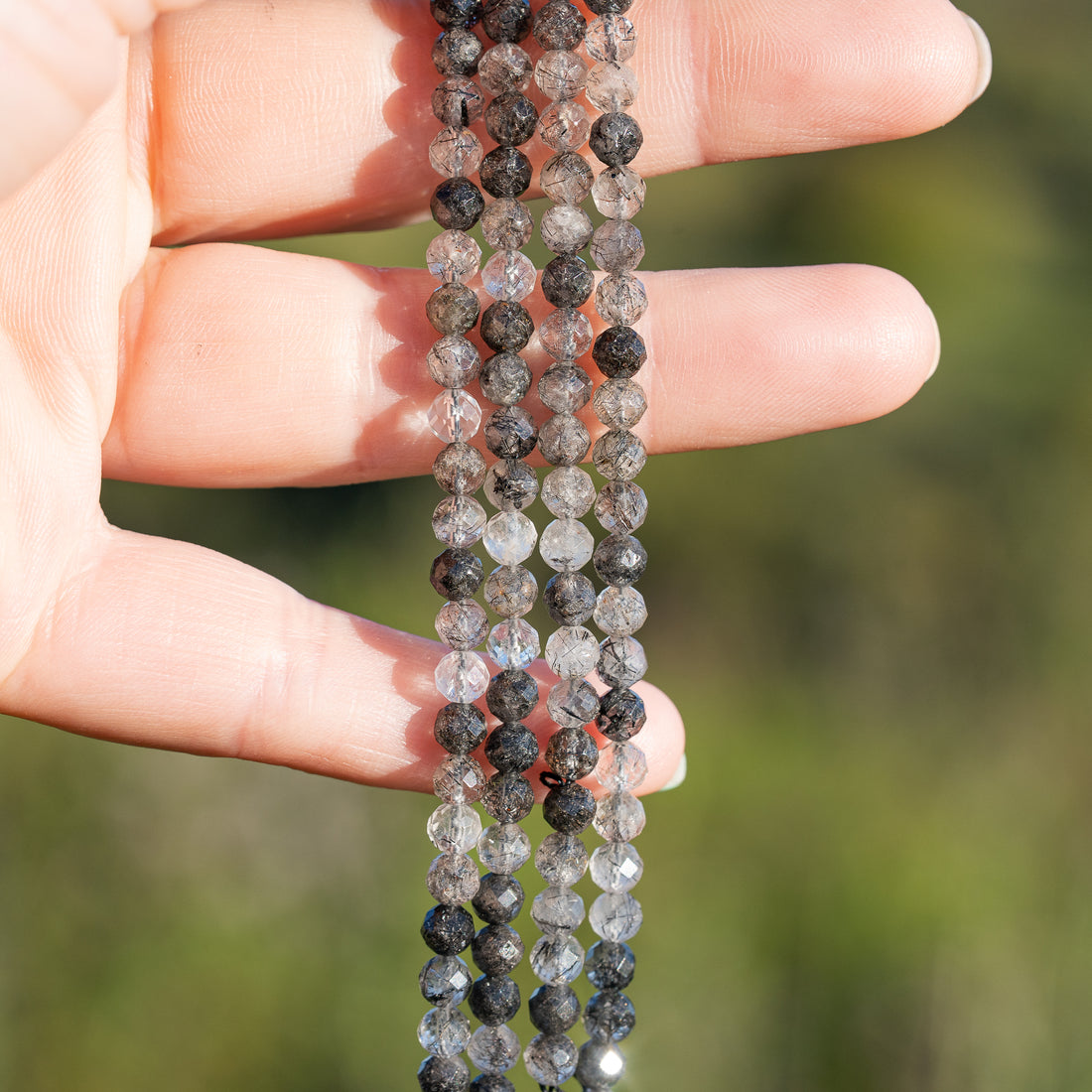 Perles rondes facettes de Quartz Tourmaliné de 4,7 mm ( rang de env 88 perles )