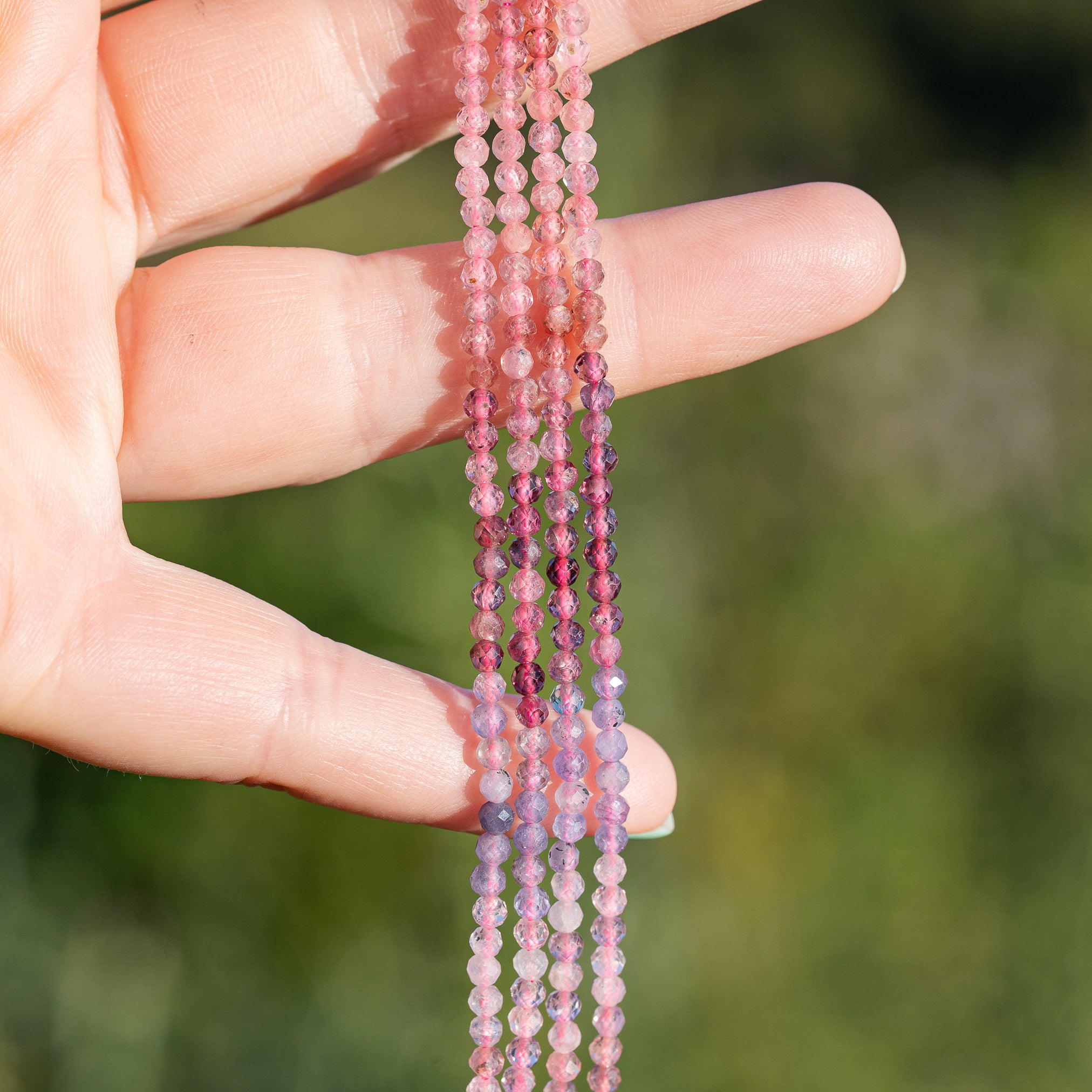 Perles rondes facettes de Spinelle multicolore de 3 mm ( rang de env 136 perles )
